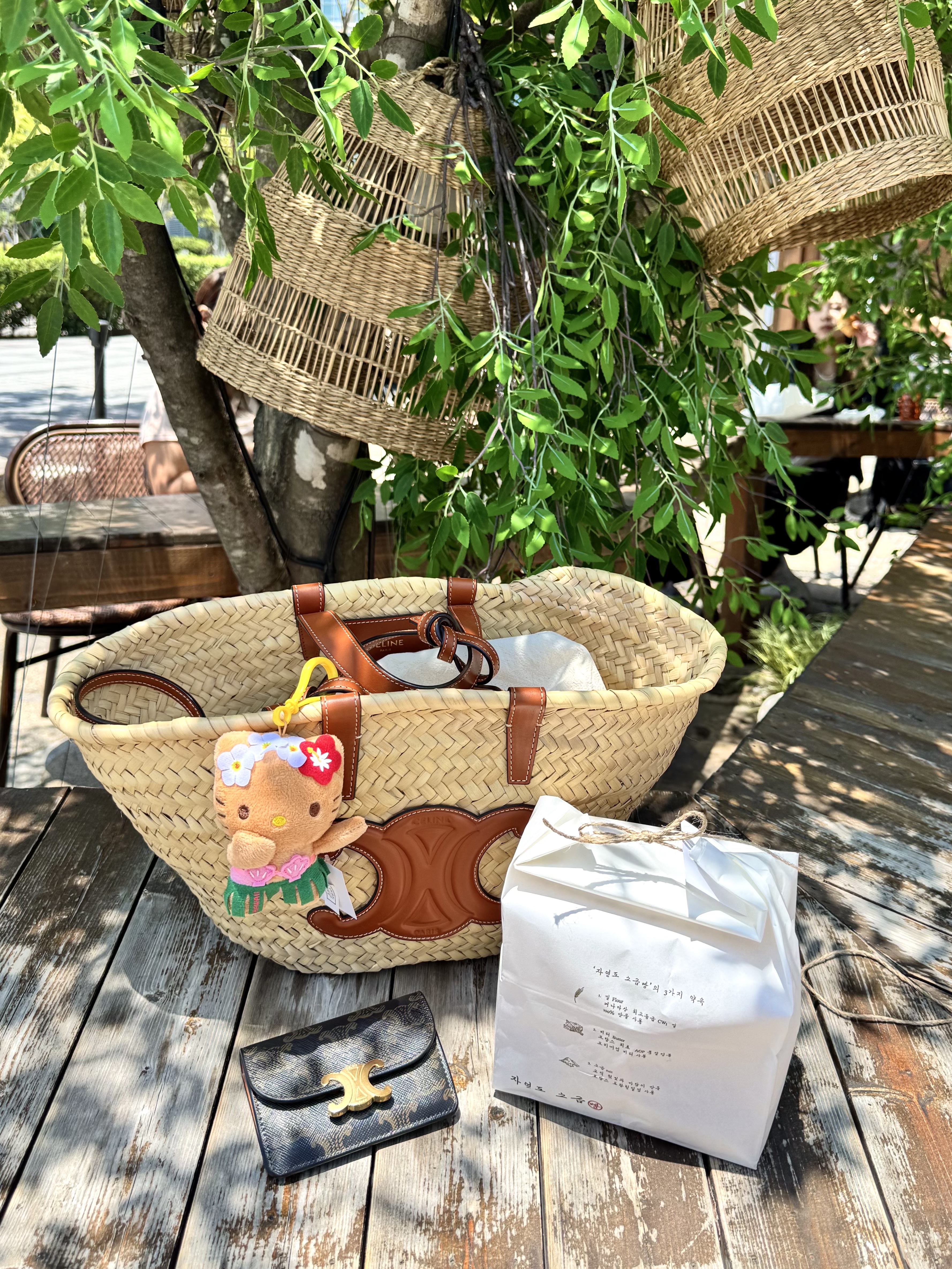 Celine Teen Classic Panier in Palm Leaves Calfskin Tan, Sanrio Hello Kitty Hula Kiss 4" Hawaii Series Plush 착용 스타일 - 3