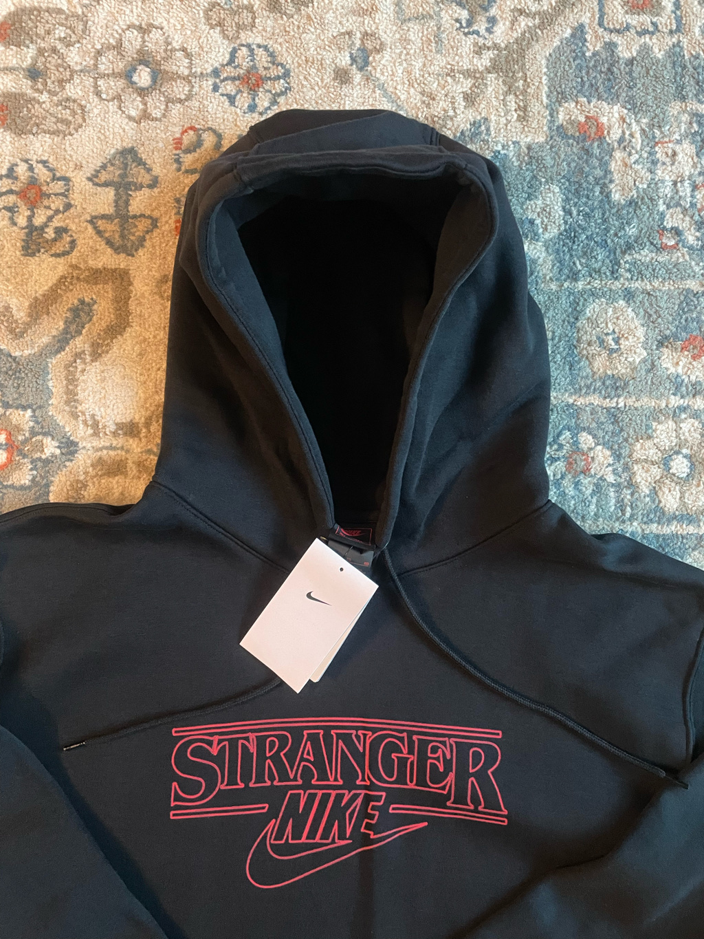 Nike x Stranger Things NRG Club SN Pullover Hoodie Black (IF8519-010) 착용 스타일 - 2