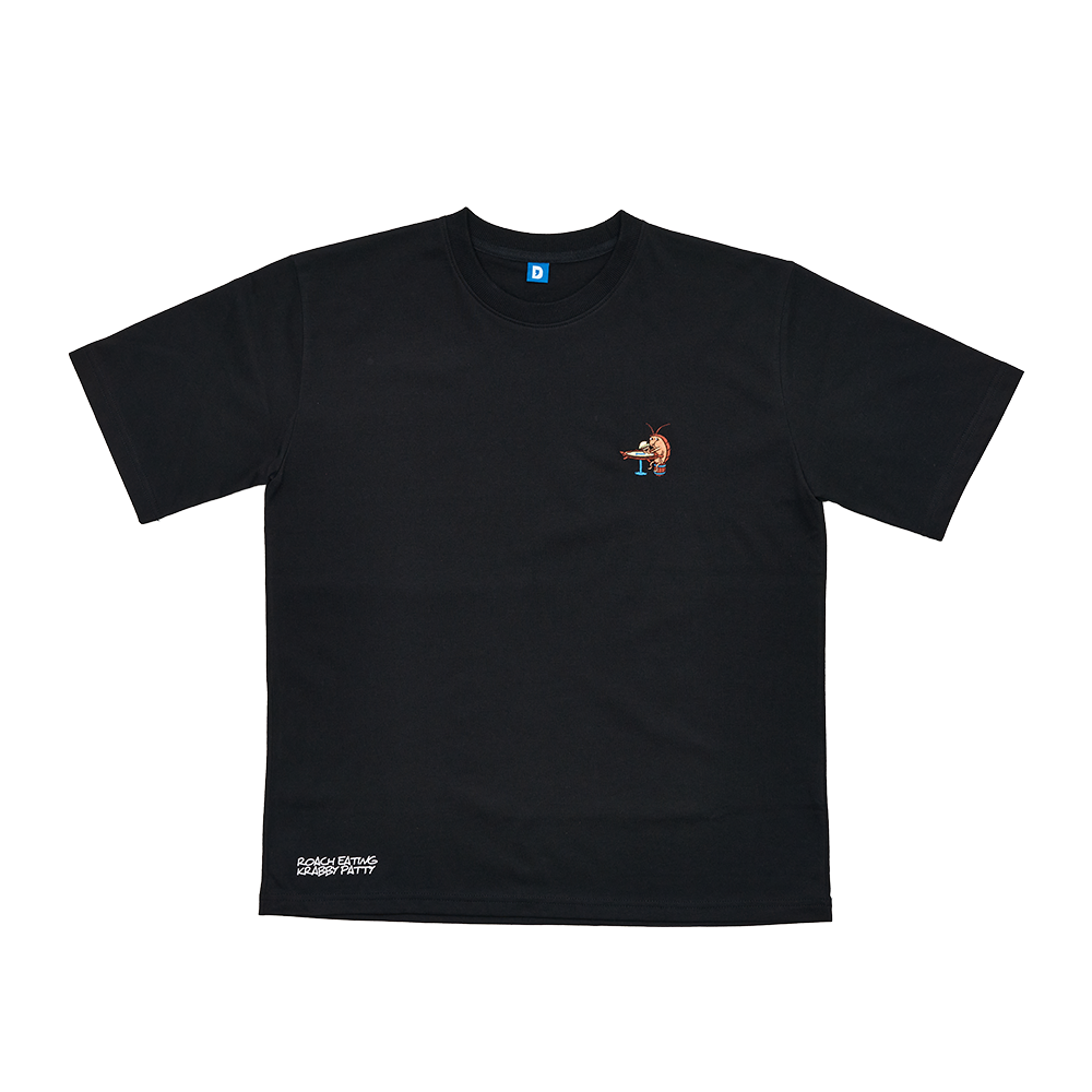 댄꼼마 x 스폰지밥  게살버거 먹는 바선생님 자수 반팔 티셔츠(DANCOMMA x SpongeBob Krabby Patty-Eating Cockroach Embroidered Short Sleeve T-Shirt)