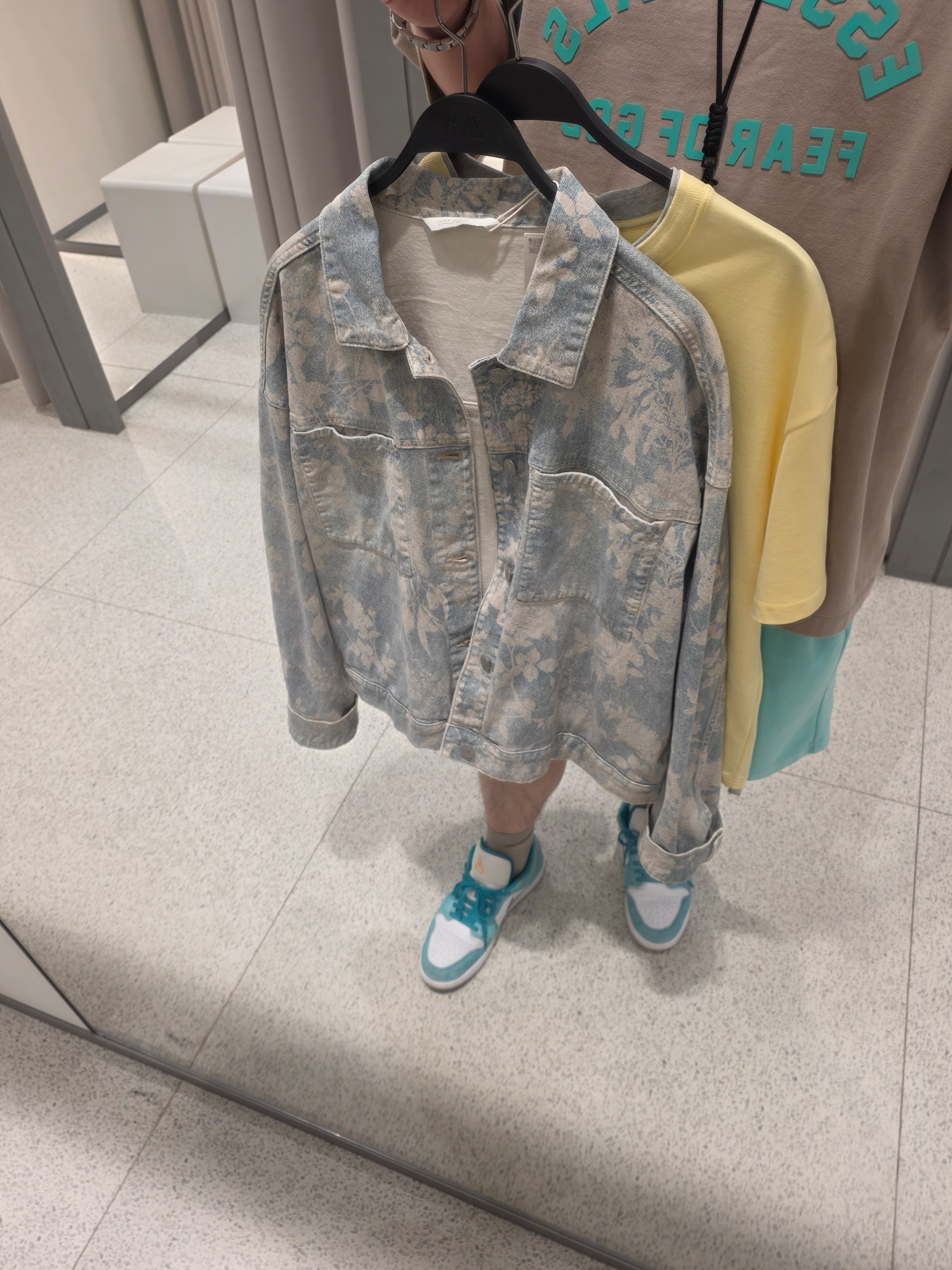 Nike Apex Denim Bucket Hat Aegean Storm Thunder Blue, Jordan 1 Low SE New Emerald 착용 스타일 - 3