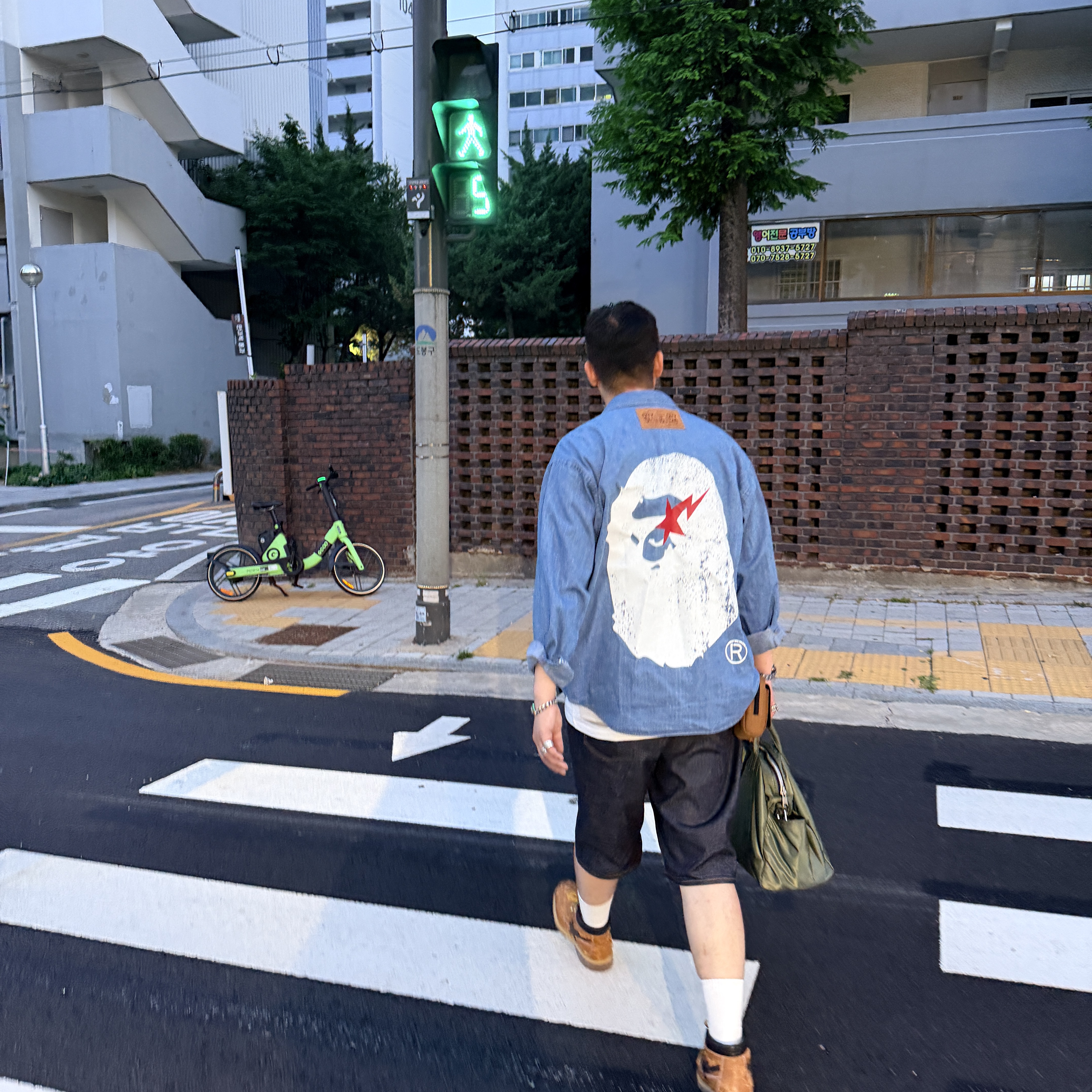 BAPE Ape Head Relaxed Fit Denim Shirts Light Indigo 착용 스타일 - 1
