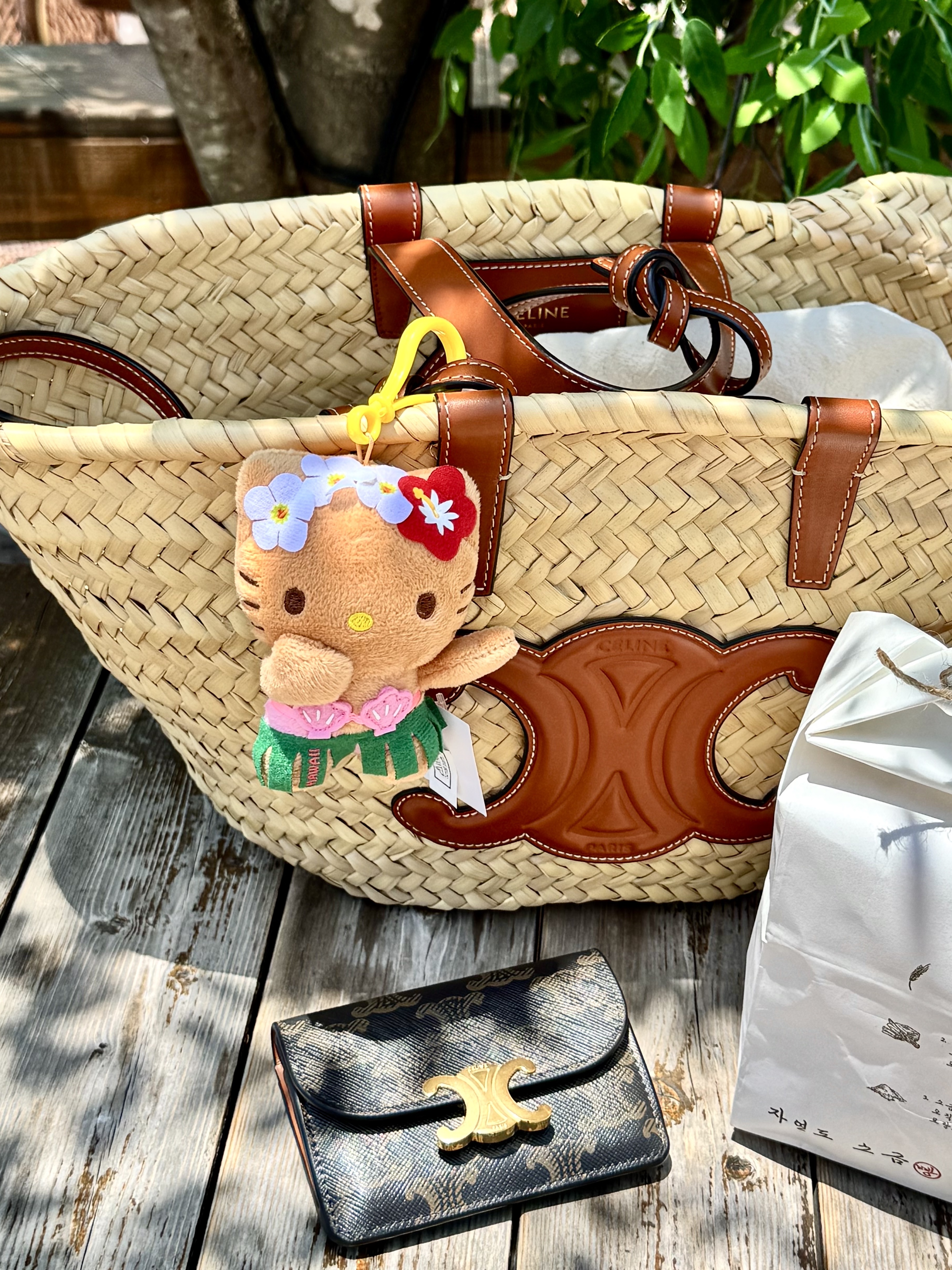 Celine Teen Classic Panier in Palm Leaves Calfskin Tan, Sanrio Hello Kitty Hula Kiss 4" Hawaii Series Plush 착용 스타일 - 4