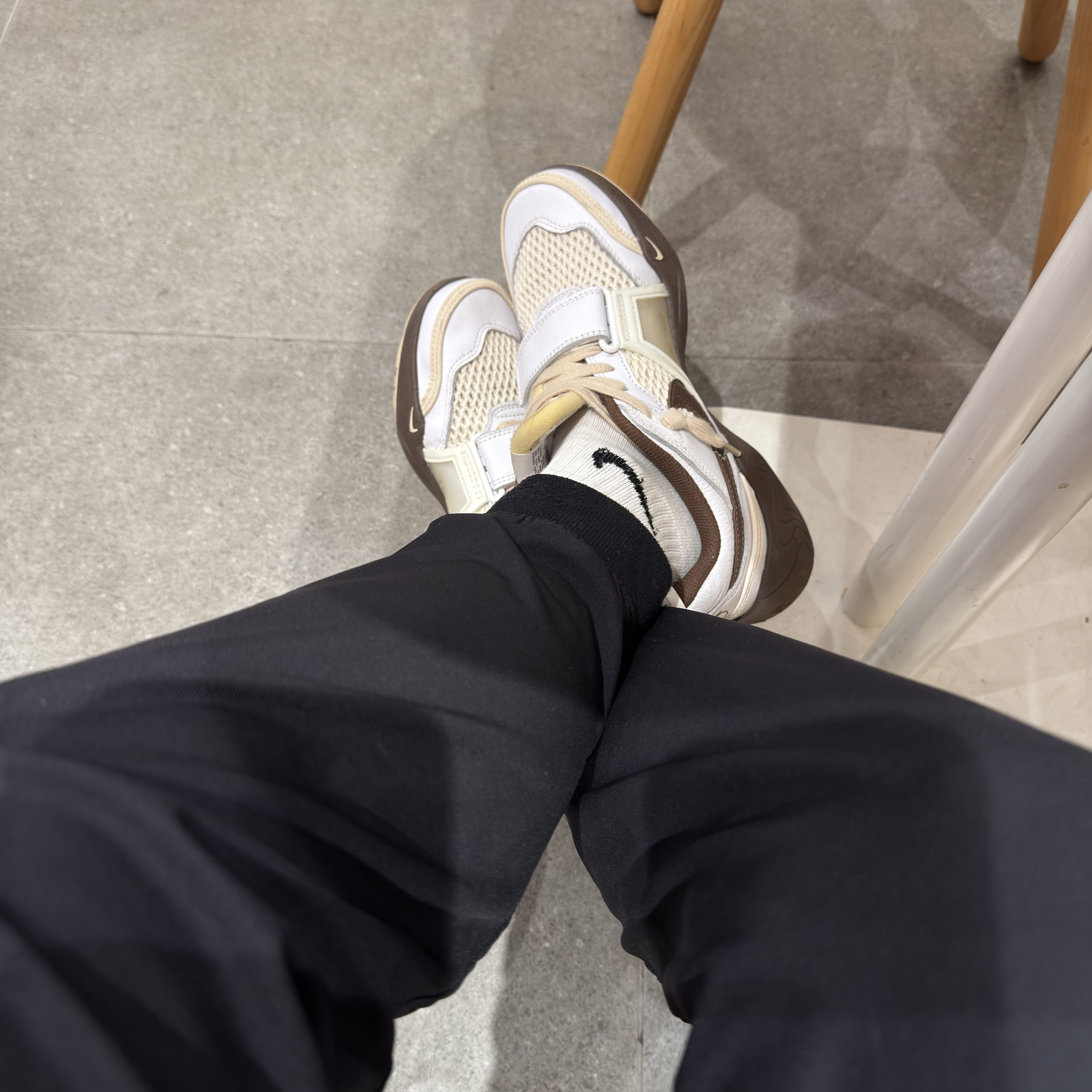 Nike x Travis Scott Zoom Field Jaxx White and Light Chocolate 착용 스타일 - 4