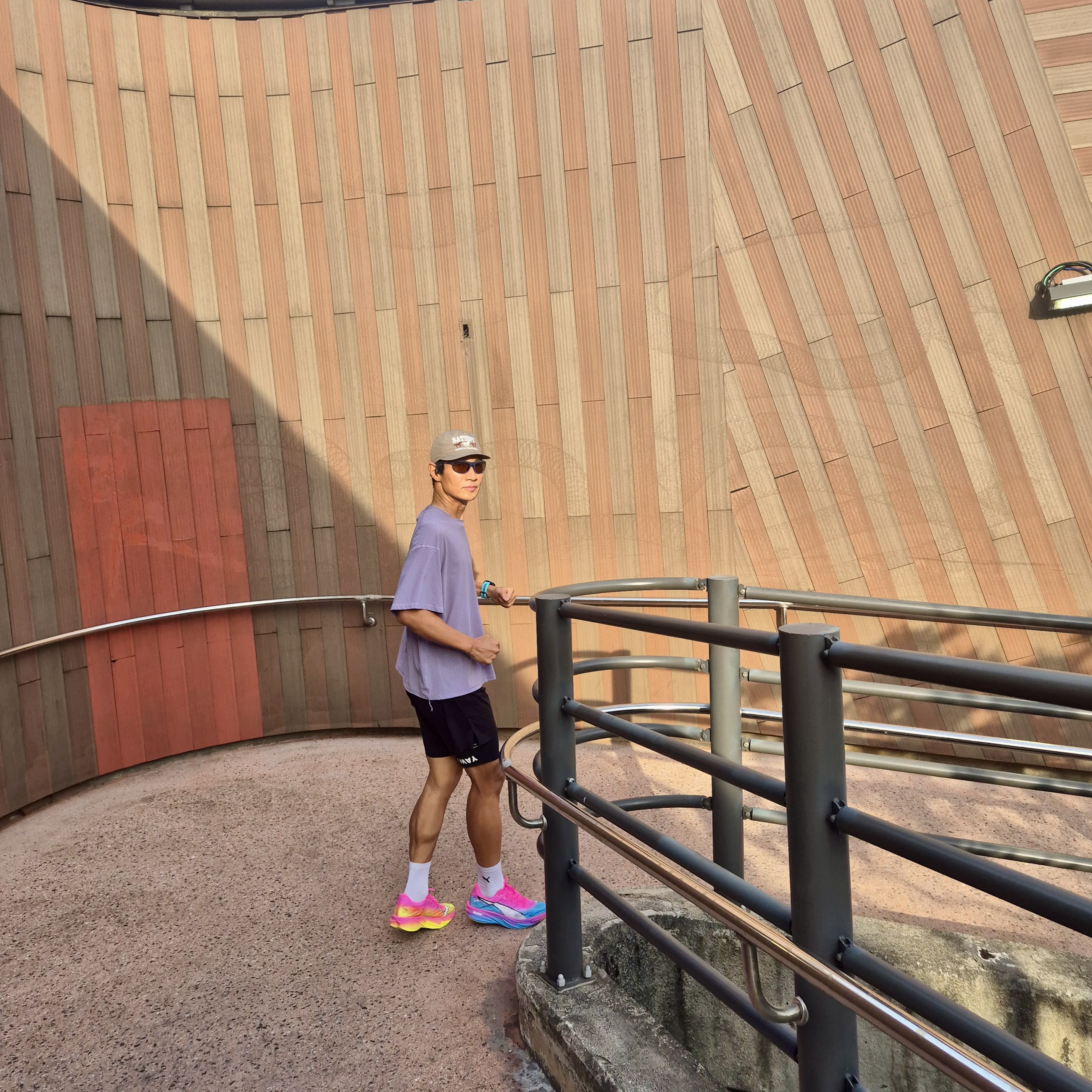 Satisfy Space‑O T‑Shirt Dusk, Satisfy Flitesilk 5‑Panel Pinch Cap Falcon 착용 스타일