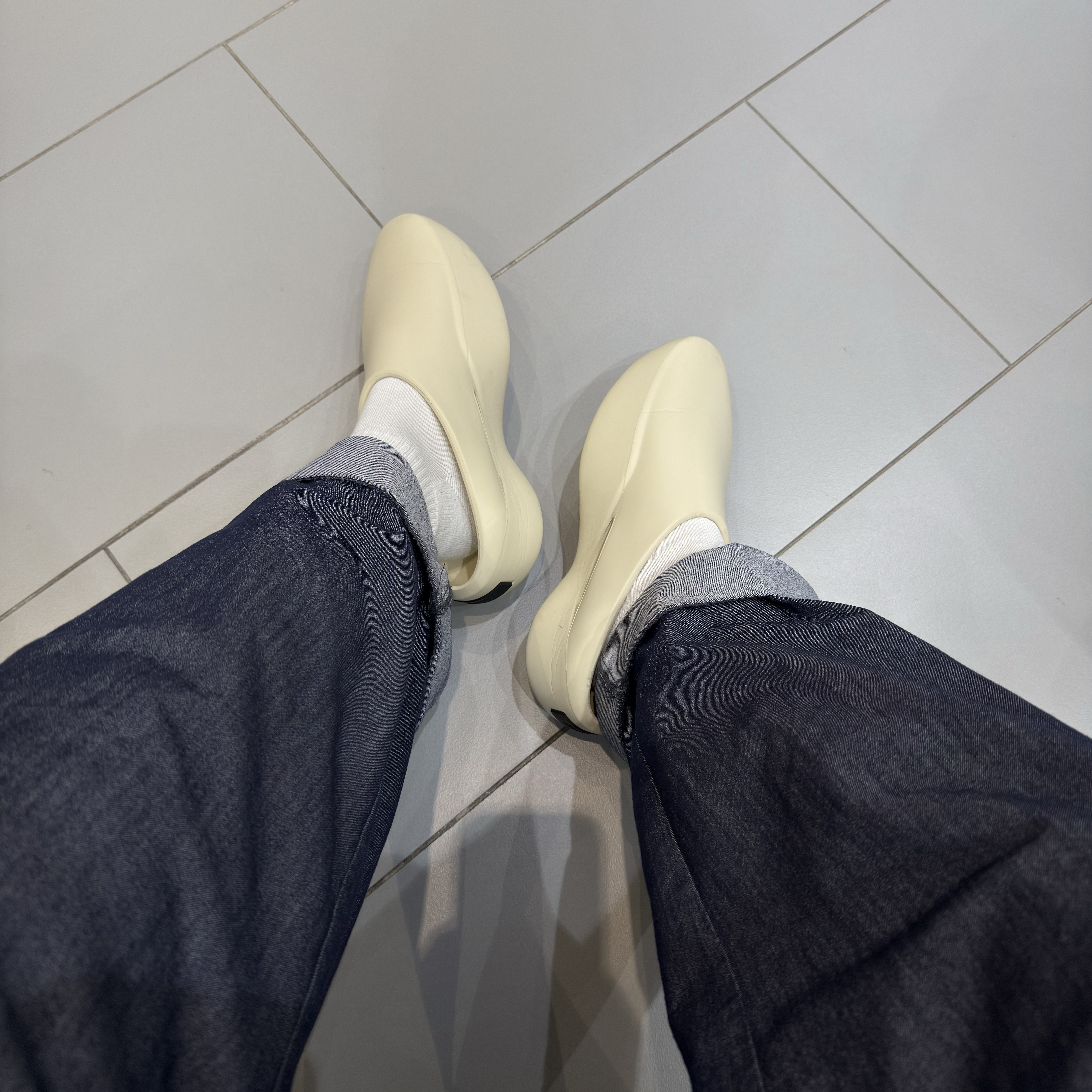 Fear of God EVA Runner Bone, Nike Everyday Lightweight Training Low Socks White (3 Pack/Korean Ver.) 착용 스타일 - 2