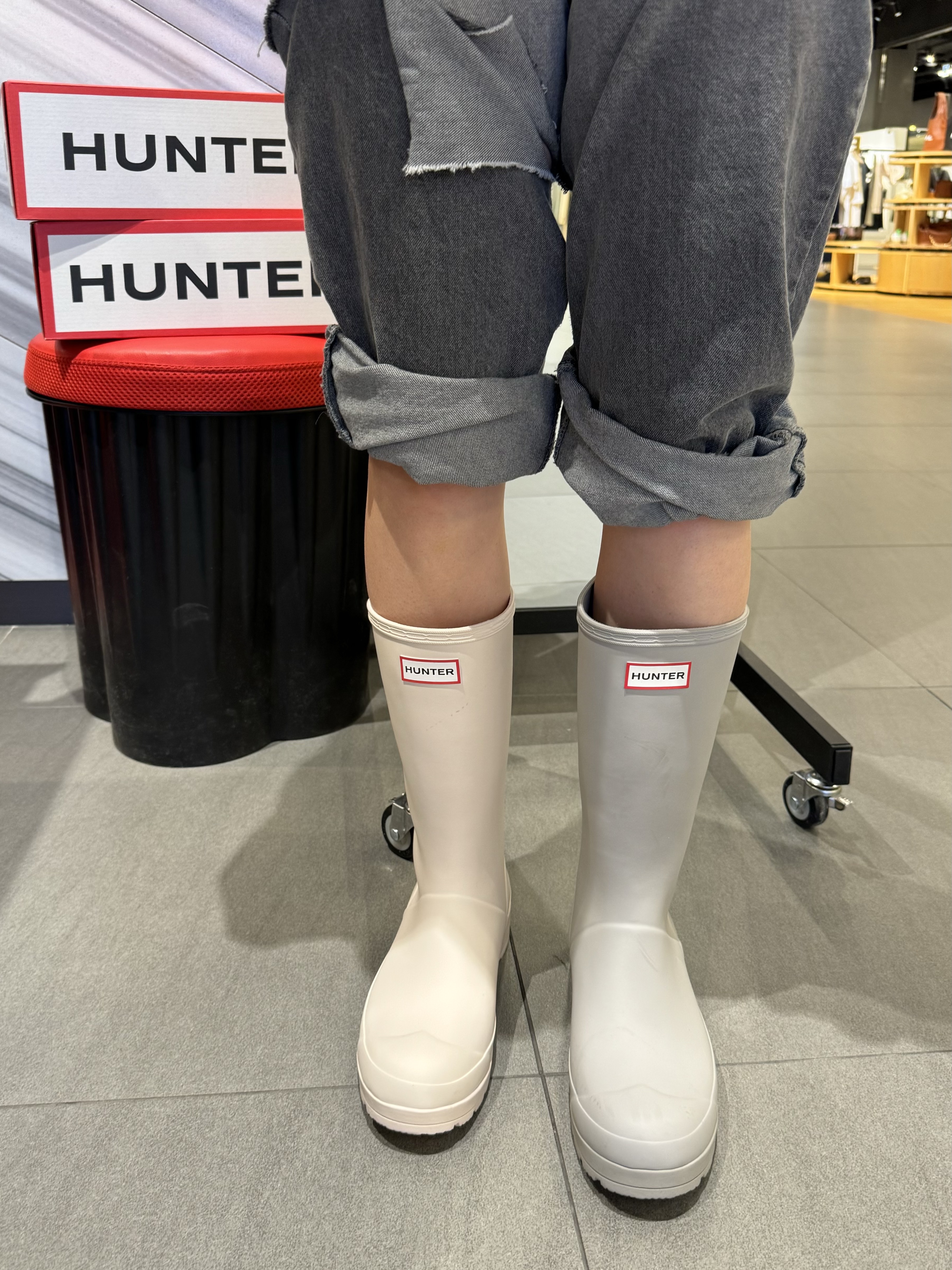 (W) Hunter Play Tall Wellington Rain Boots Cast, (W) Hunter Play Tall Wellington Rain Boots Zinc Grey 착용 스타일 - 1