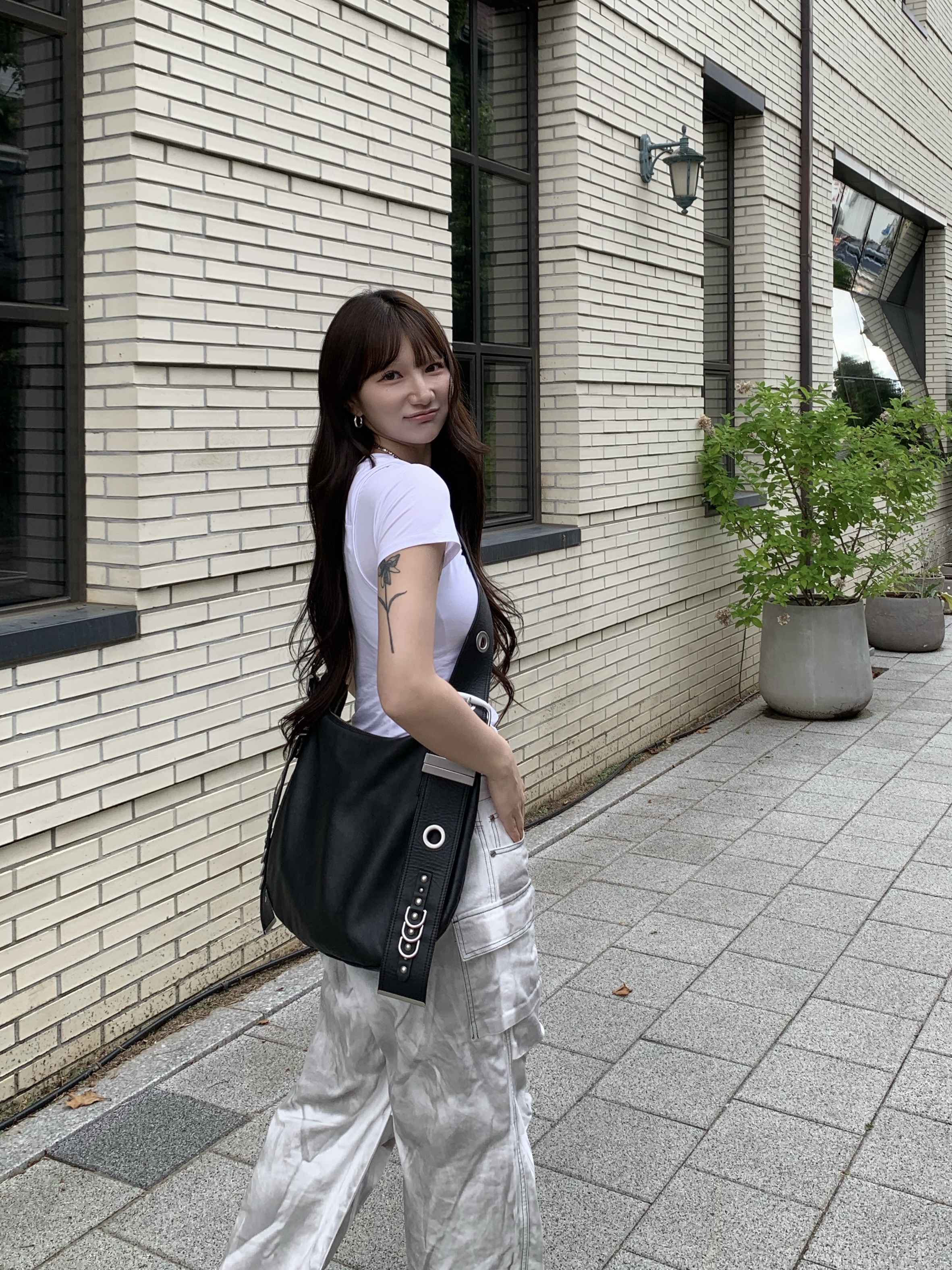 [KREAM 단독] Vacant Archive Bella Wide Strap Hobo Bag Black 착용 스타일