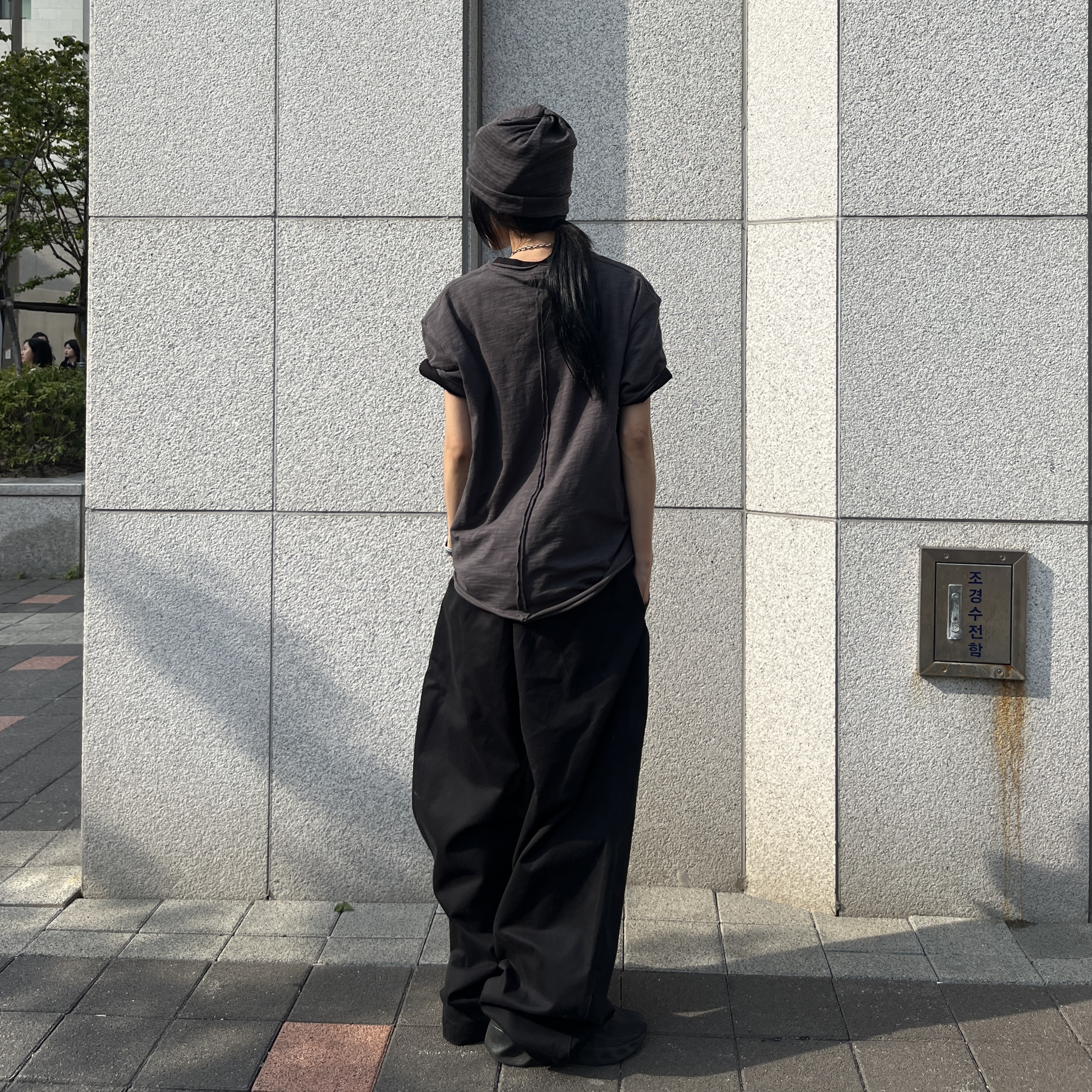 Millo Archive Layered Raw Cut T-Shirt Charcoal, Millo Archive Casual Chapter T-Shirt Black 착용 스타일 - 1