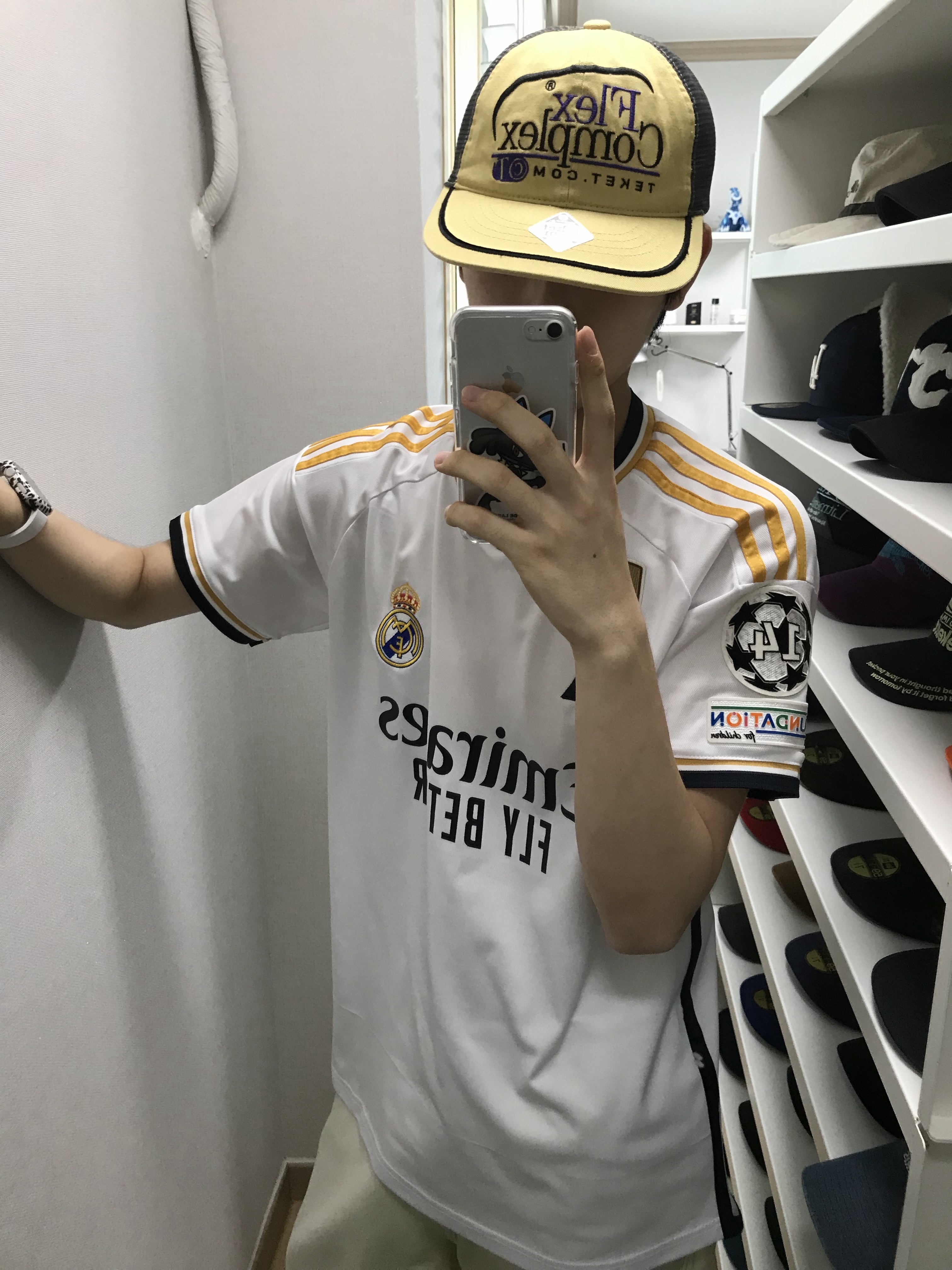 Adidas Real Madrid 2023/24 3rd Jersey Black - KR Sizing (Non Marking Ver.), Adidas Real Madrid 2023/24 Home Jersey White - US Sizing (Non Marking Ver.) 착용 스타일 - 2