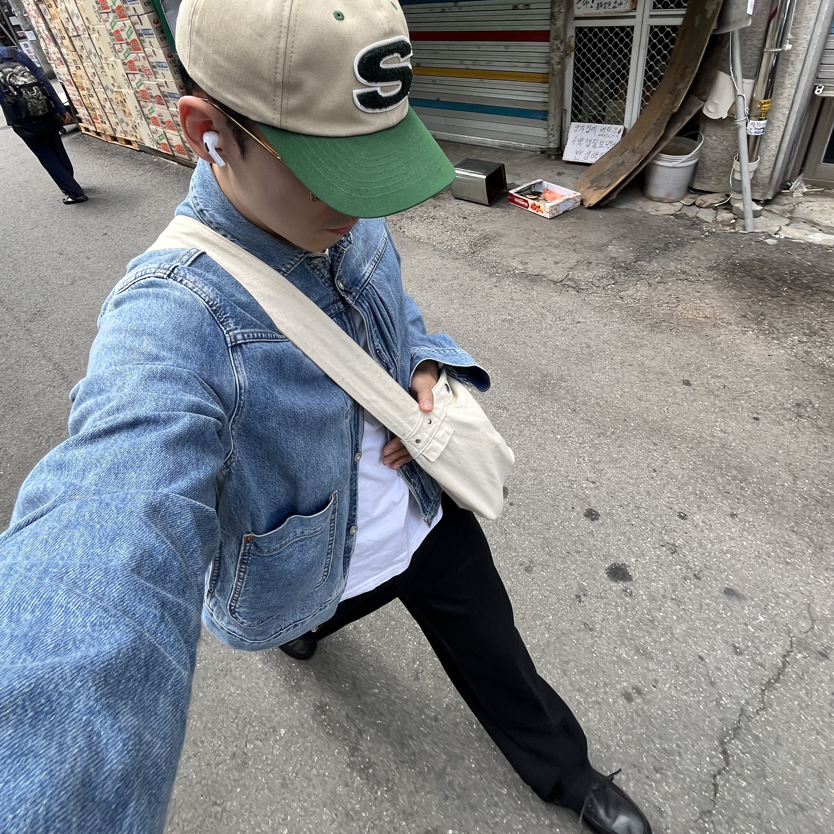 Stussy Chenille S Low Pro Cap Sand 착용 스타일