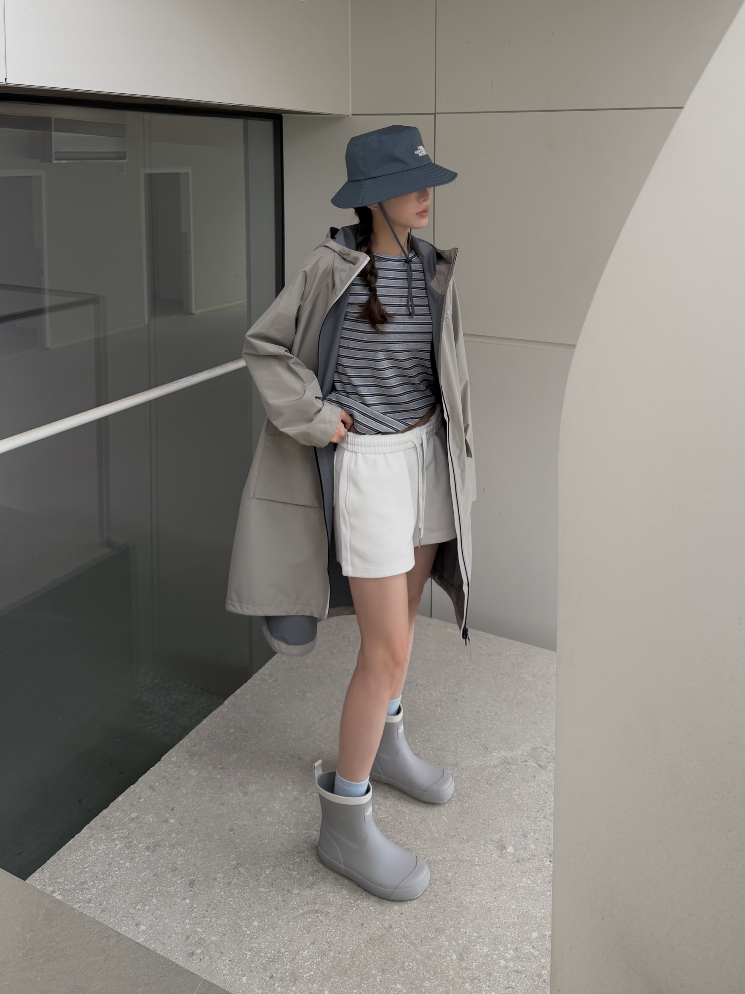 The North Face GTX Light Bucket Hat Smoke Blue- 26SS, (W) The North Face Semi Rainboots Gray 착용 스타일 - 5