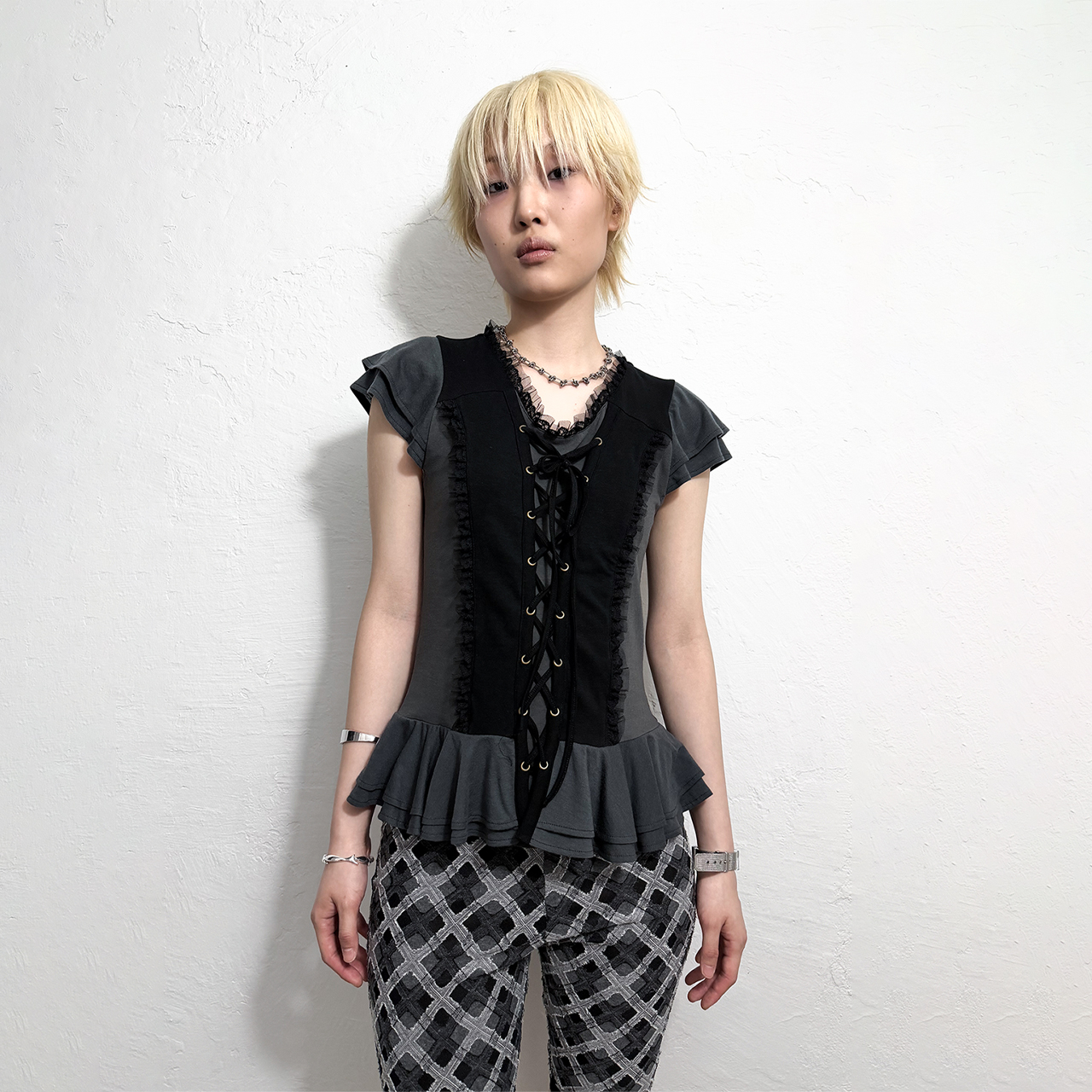 스틸레써디 코르셋 플레어 티셔츠: 챠콜(Still Lethardy Corset Flared T-shirt: Charcoal) - 3