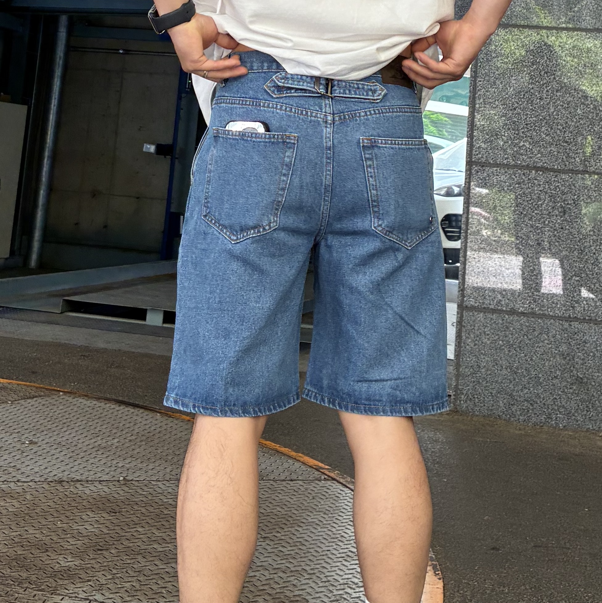 [KREAM 단독][니티드X림박스] Knitted Relaxed Washing Denim Two-Tuck Cinch Back Shorts Washing Blue 착용 스타일 - 4
