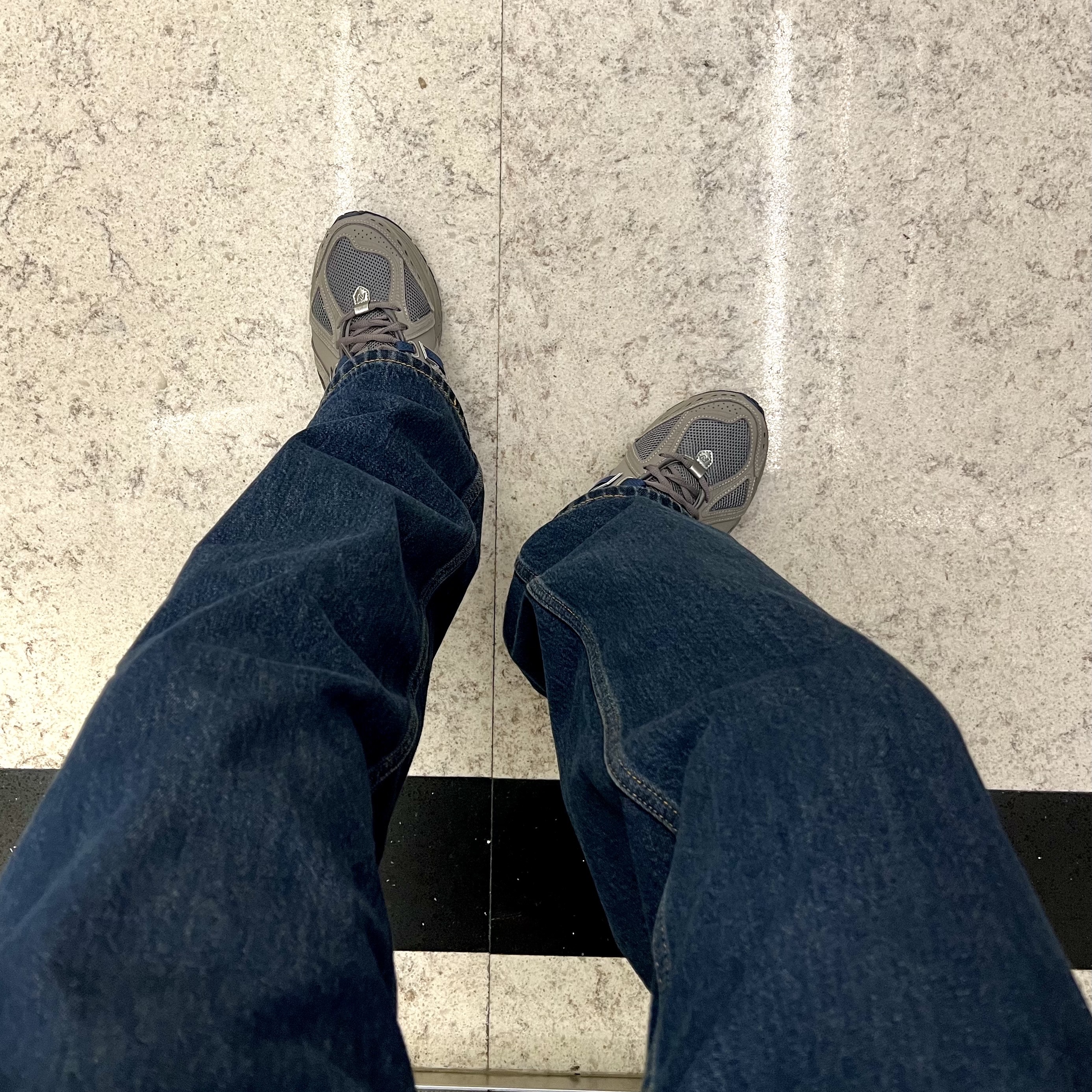New Balance 1906R Charcoal Grey, Levi's 578™ Baggy Jean Dark Indigo 착용 스타일