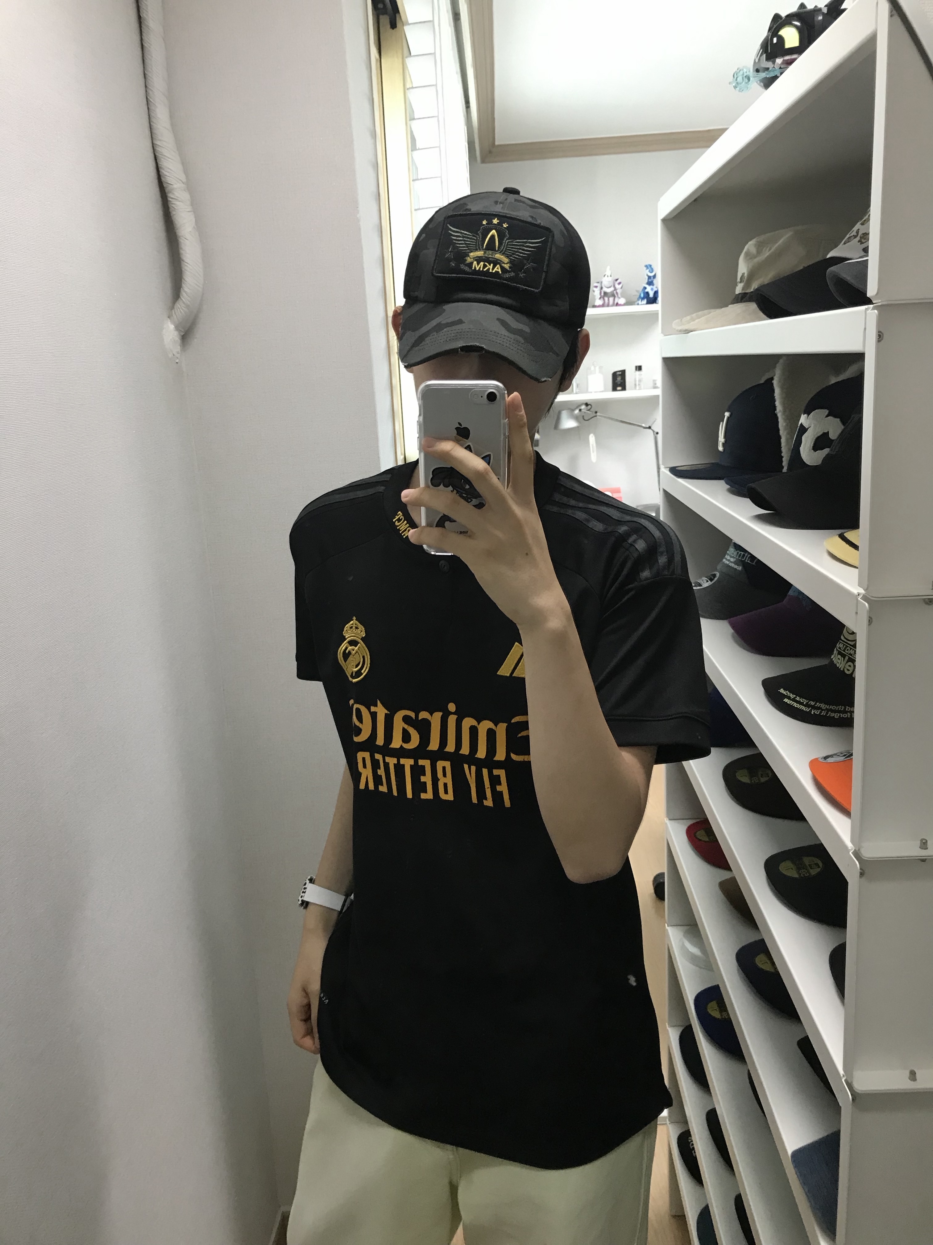 Adidas Real Madrid 2023/24 3rd Jersey Black - KR Sizing (Non Marking Ver.), Adidas Real Madrid 2023/24 Home Jersey White - US Sizing (Non Marking Ver.) 착용 스타일 - 1