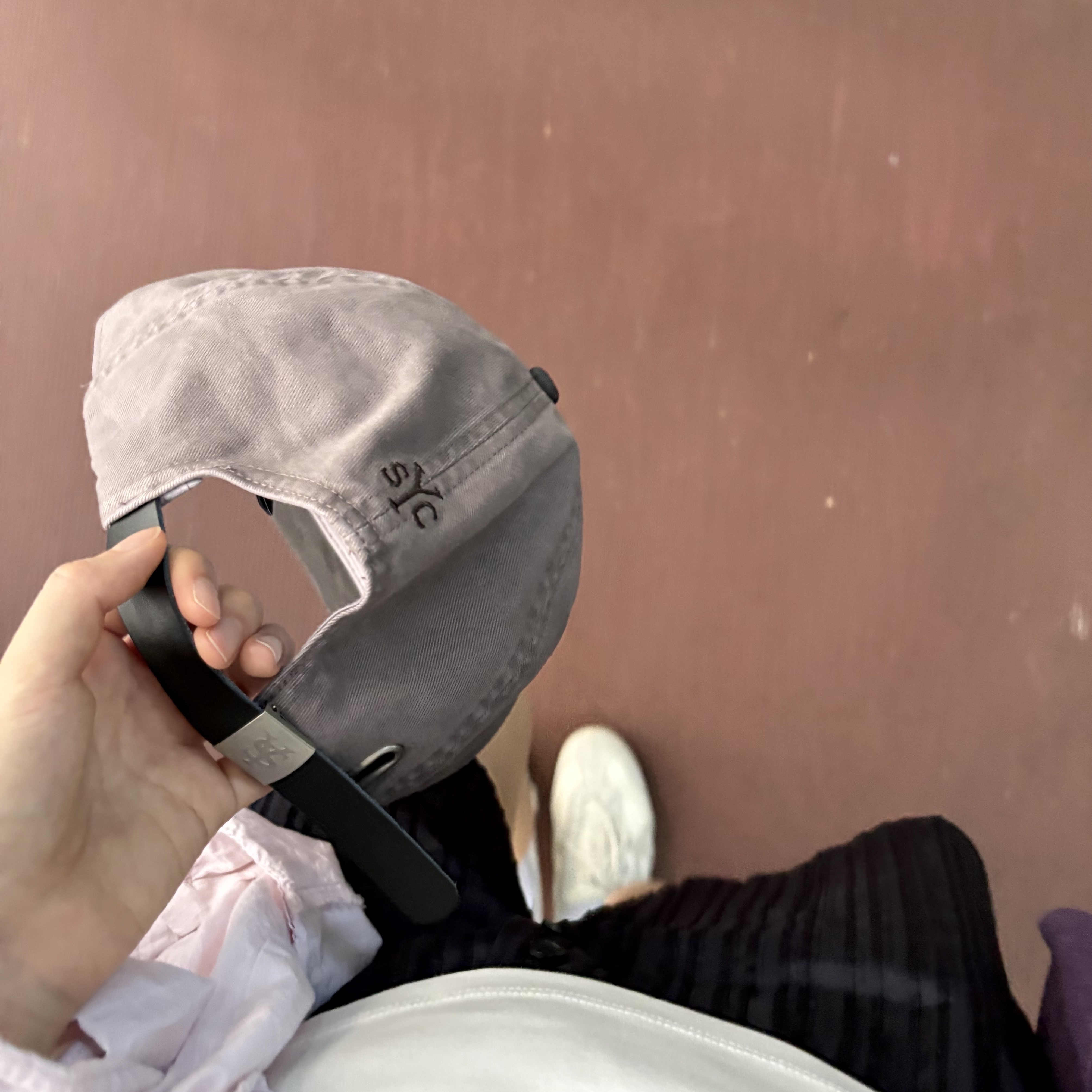 [예약 배송] Sunday Ceremony Old English Vintage Logo Cap - Lavender, Sunday Ceremony Sy Logo 5 Panel New Cotton Cap - Lavender 착용 스타일 - 3
