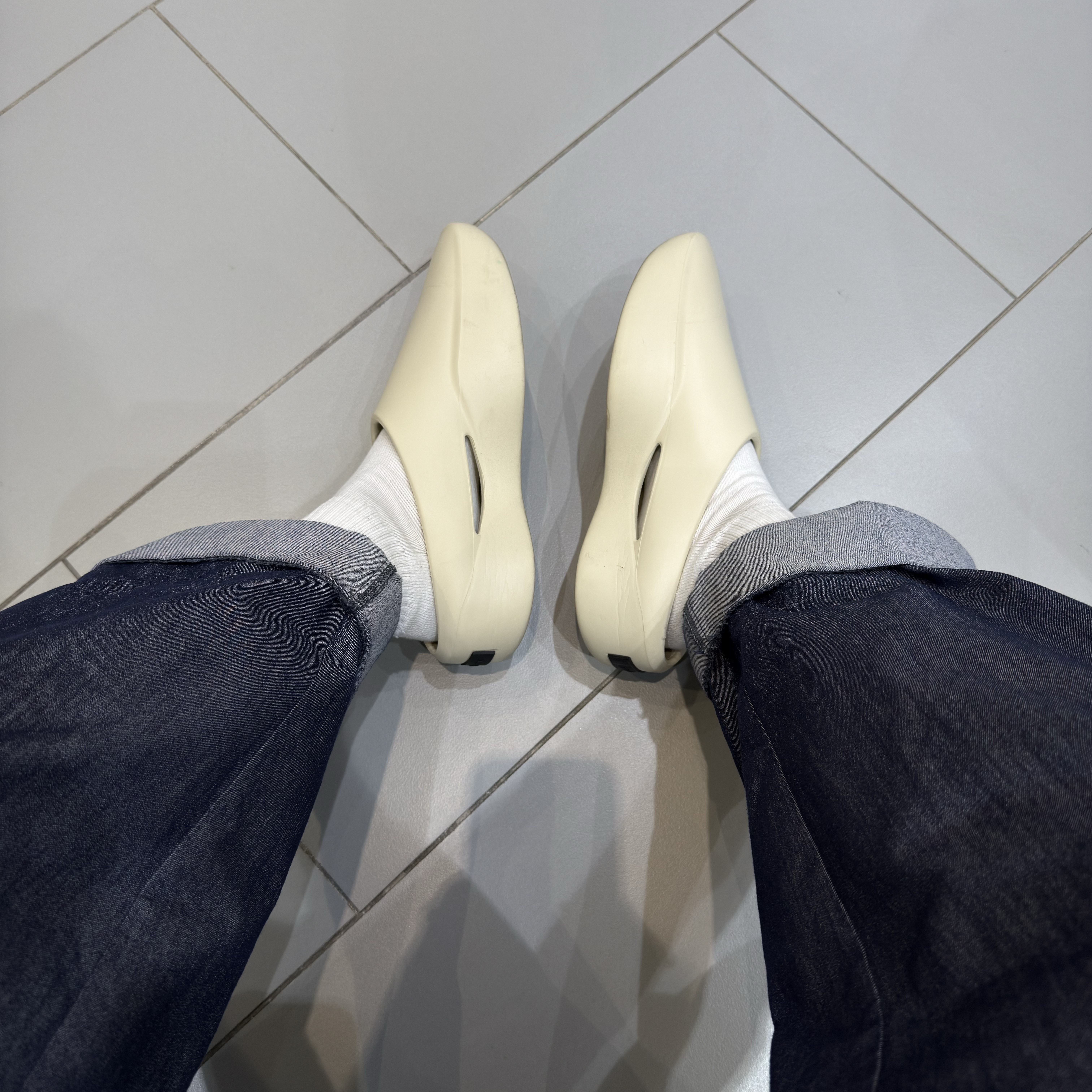 Fear of God EVA Runner Bone, Nike Everyday Lightweight Training Low Socks White (3 Pack/Korean Ver.) 착용 스타일 - 4
