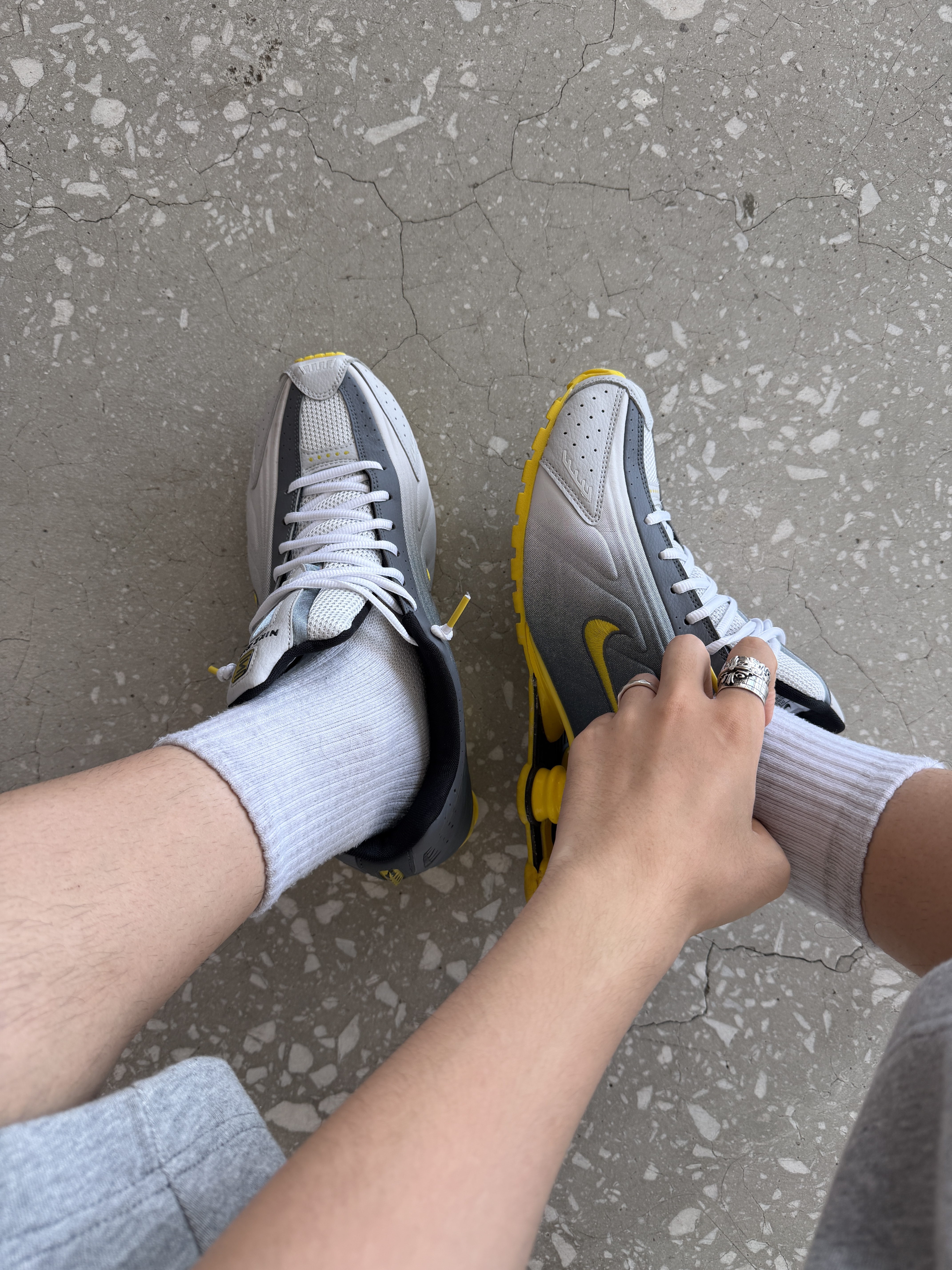 Nike Shox R4 SE Vast Grey Light Graphite 착용 스타일 - 5