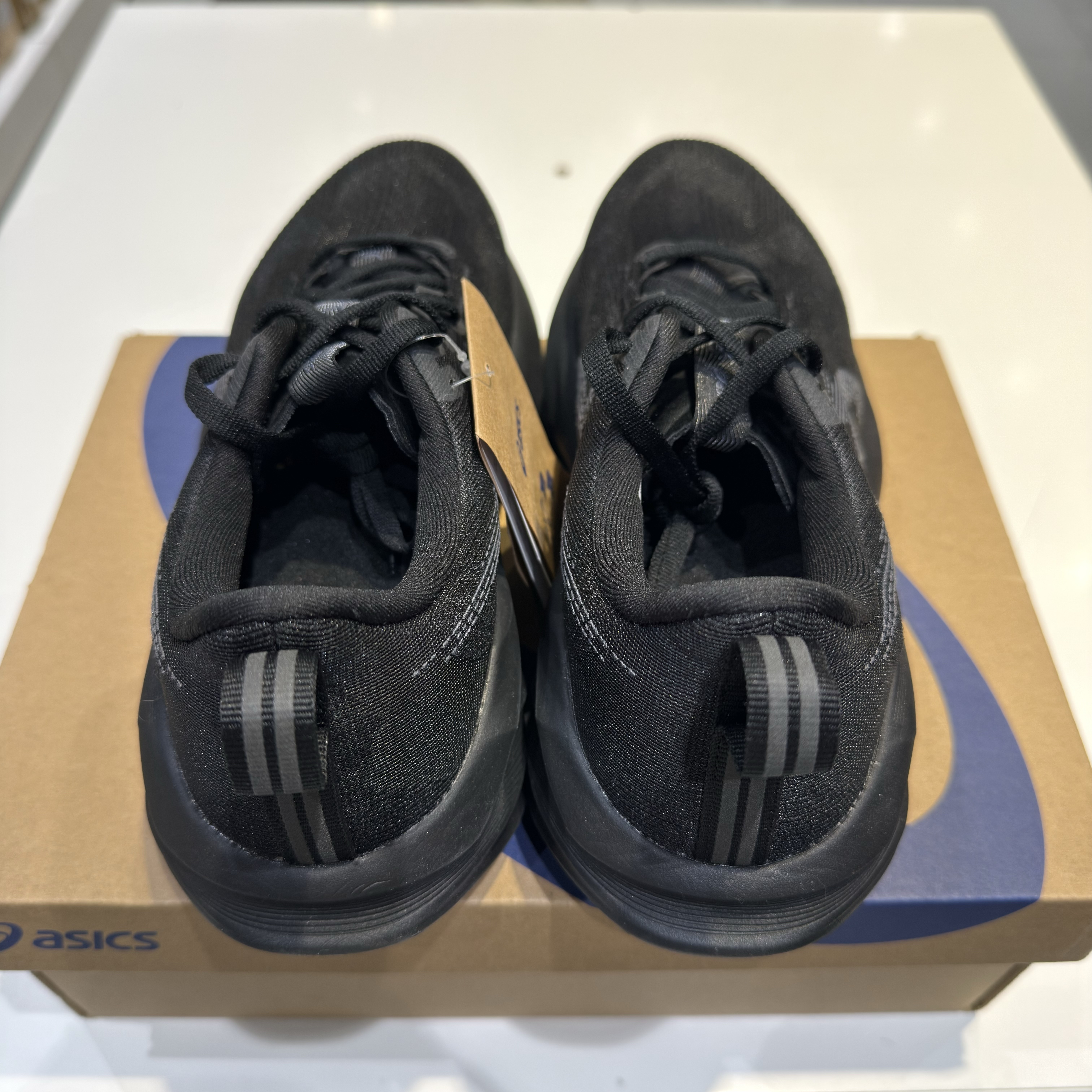 Asics Novablast 5 Black Carrier Grey 착용 스타일 - 3