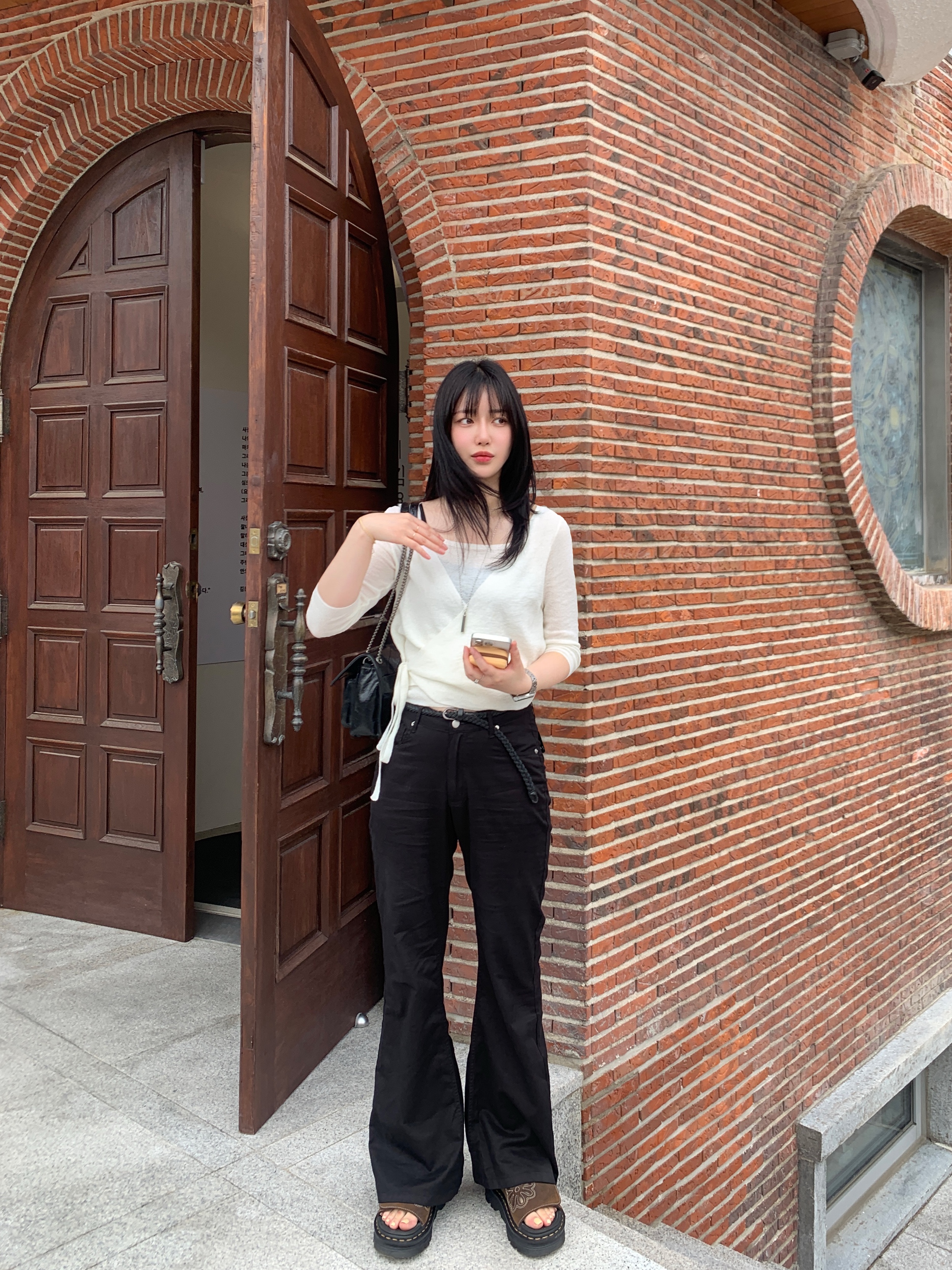 Dr. Martens Zebzag Flower Crazy Horse Leather Slides Dark Brown, Saint Laurent Black Monogram Niki Medium Bag with Silver Chain Strap in Crinkled Vintage Leather Black 착용 스타일 - 2