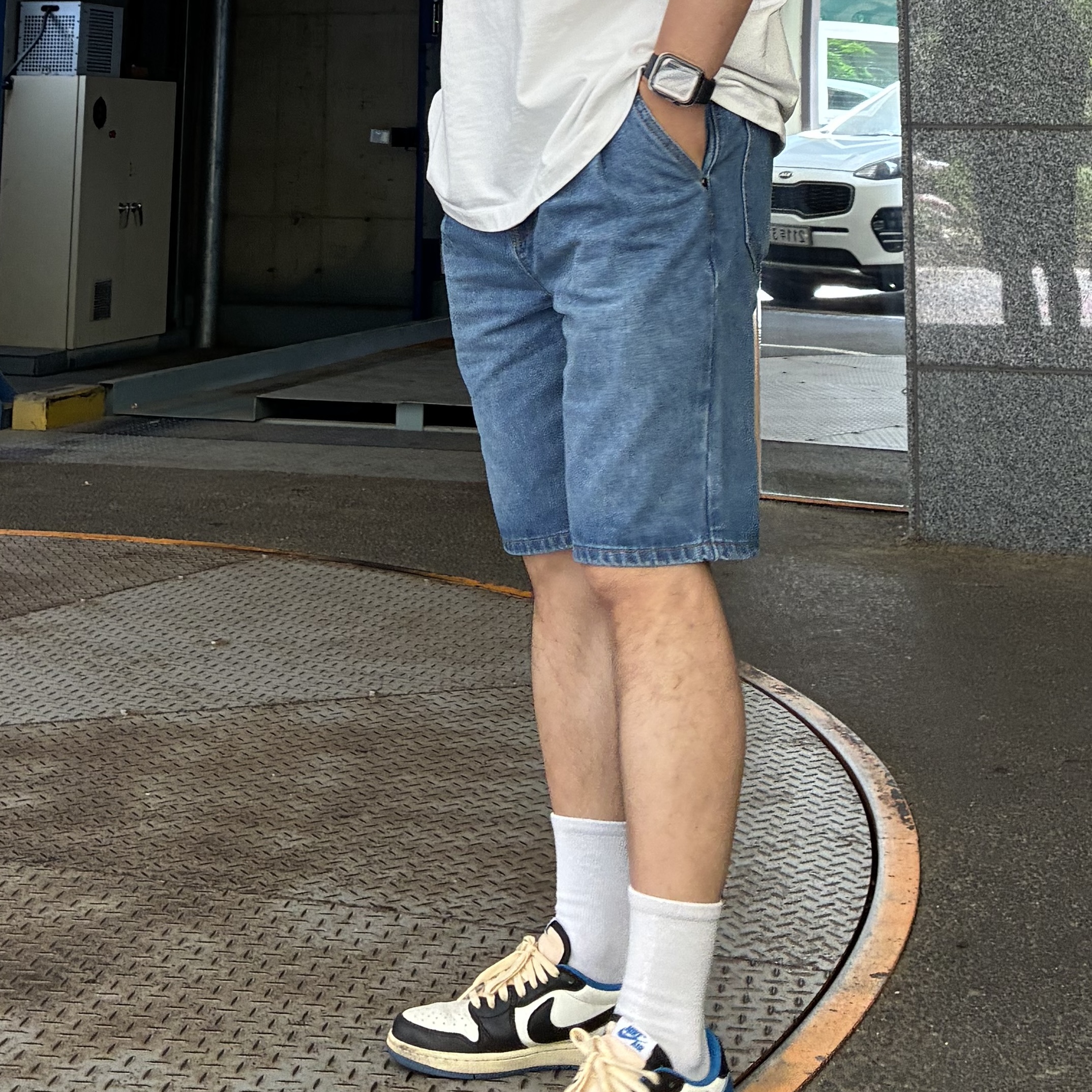 [KREAM 단독][니티드X림박스] Knitted Relaxed Washing Denim Two-Tuck Cinch Back Shorts Washing Blue 착용 스타일 - 5