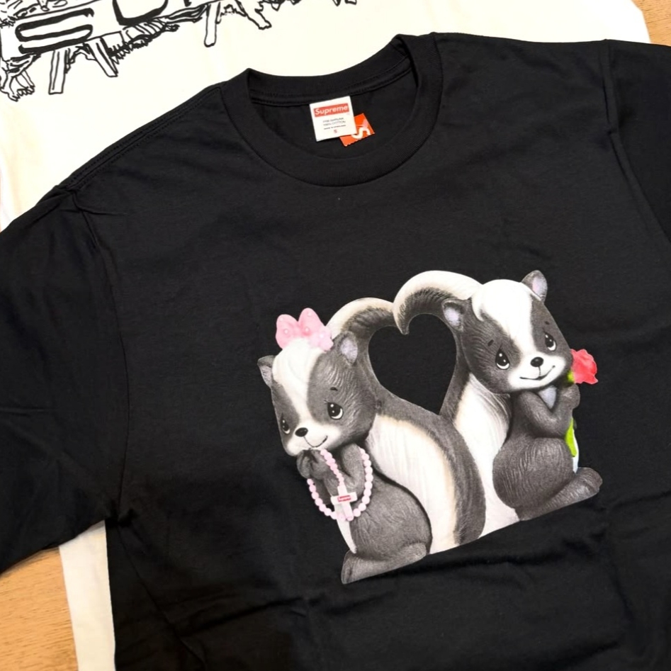 Supreme Skunk T-Shirt Black - 26SS 착용 스타일 - 1