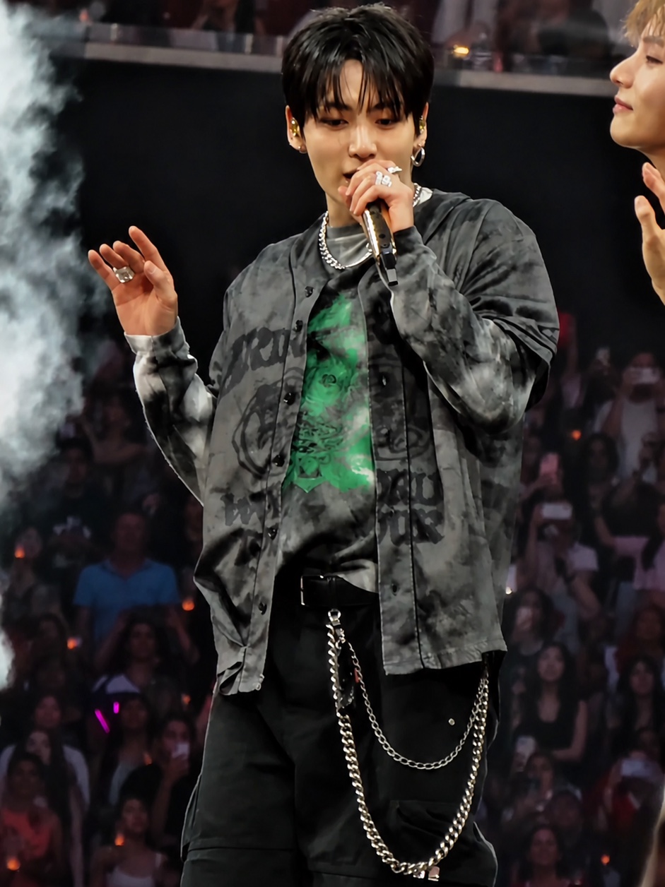 [트리플적립] PACOSPLY Old Throne Long Sleeve T Shirts Blurry Green, [트리플적립] PACOSPLY Old Throne Long Sleeve T Shirts Blurry Black 착용 스타일