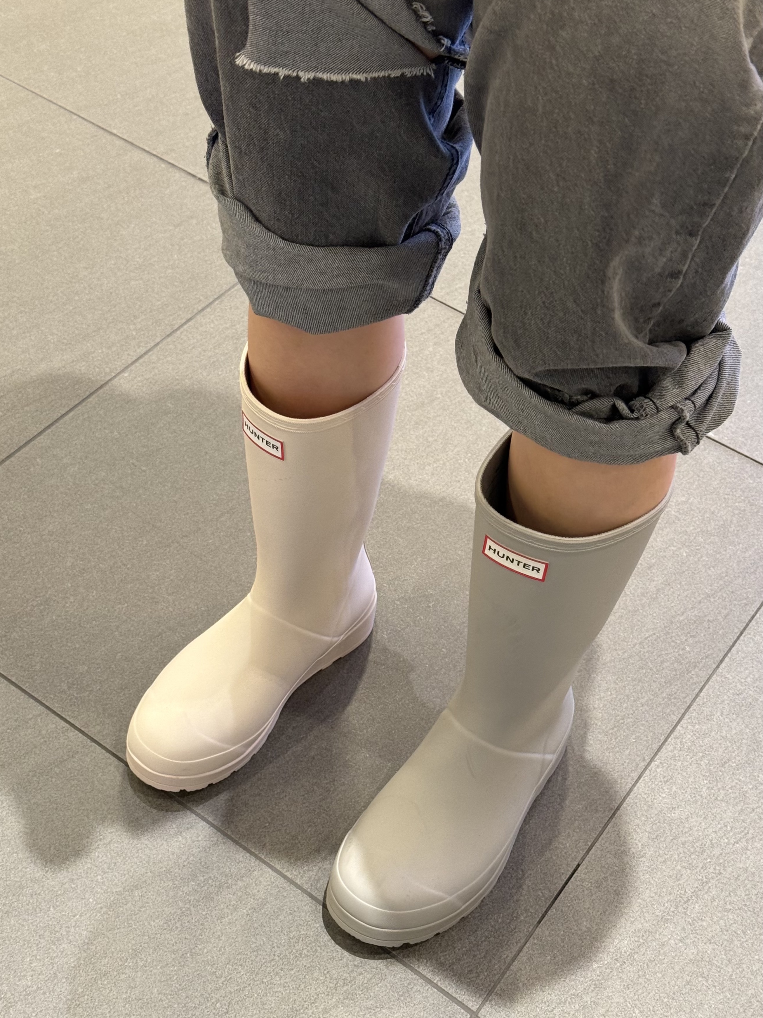 (W) Hunter Play Tall Wellington Rain Boots Cast, (W) Hunter Play Tall Wellington Rain Boots Zinc Grey 착용 스타일 - 2