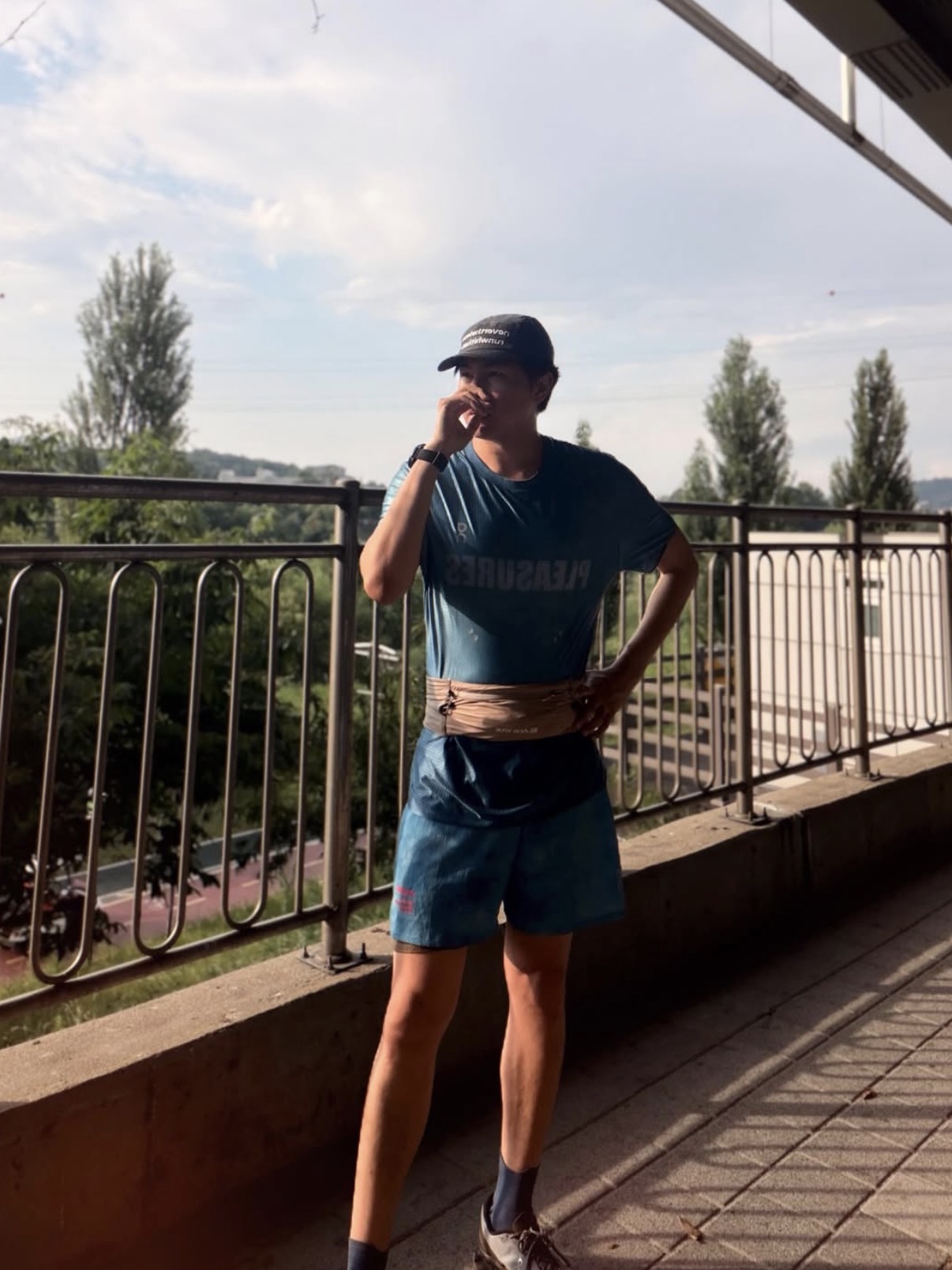[KREAM 단독] runwhither Mesh Cap Khaki, On Running x Pleasures x The Loop Pace T-Shirt Nile 착용 스타일