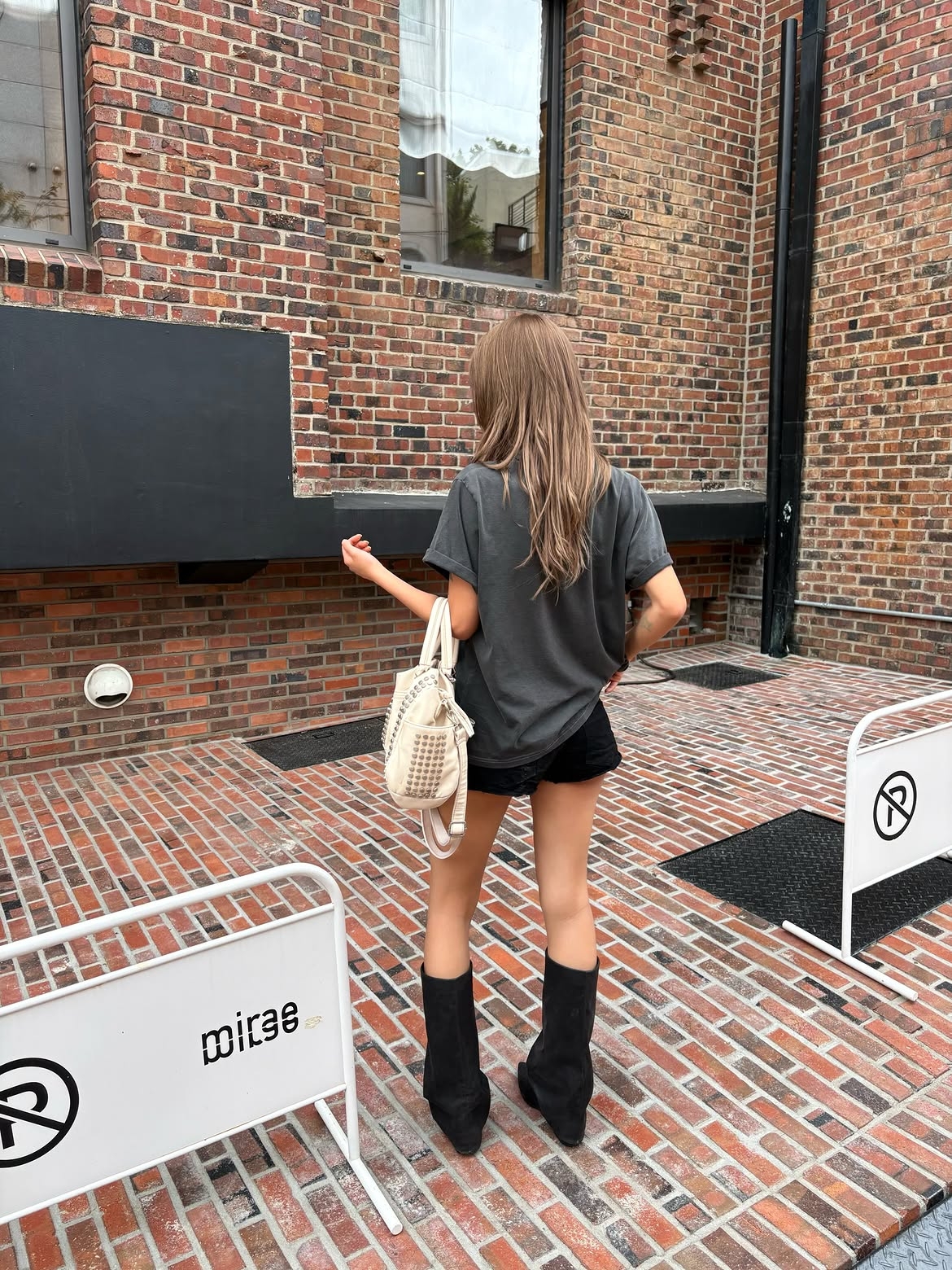 VOONT Eyelet Buckle Micro Shorts (BLACK), VOONT Horse Graphic Roll-Up T-Shirt (CHARCOAL) 착용 스타일 - 6