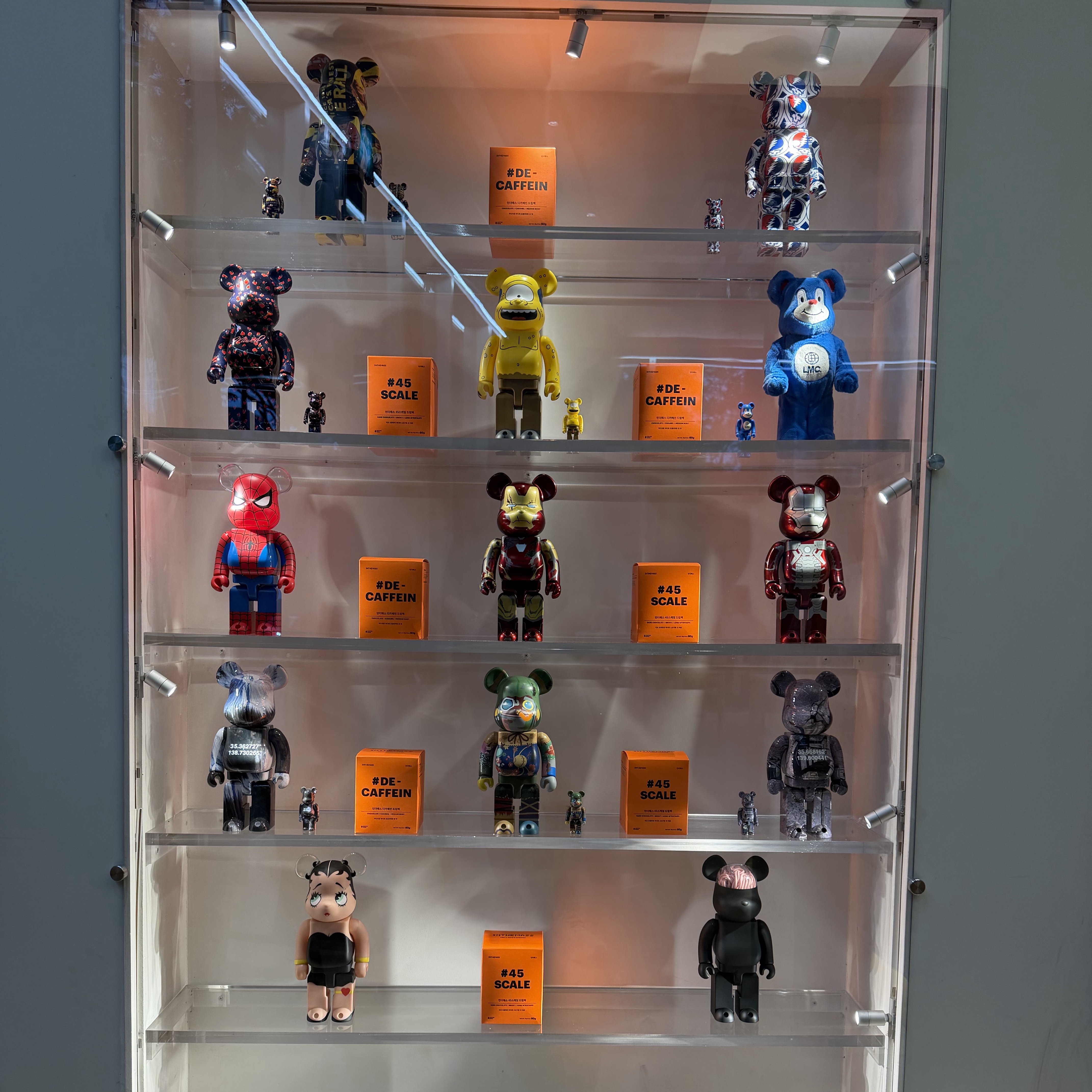 Bearbrick Benjamin Grant Overview Tokyo 100% & 400% Set, Bearbrick x Grateful Dead Steal Your Face 100% & 400% Set 착용 스타일