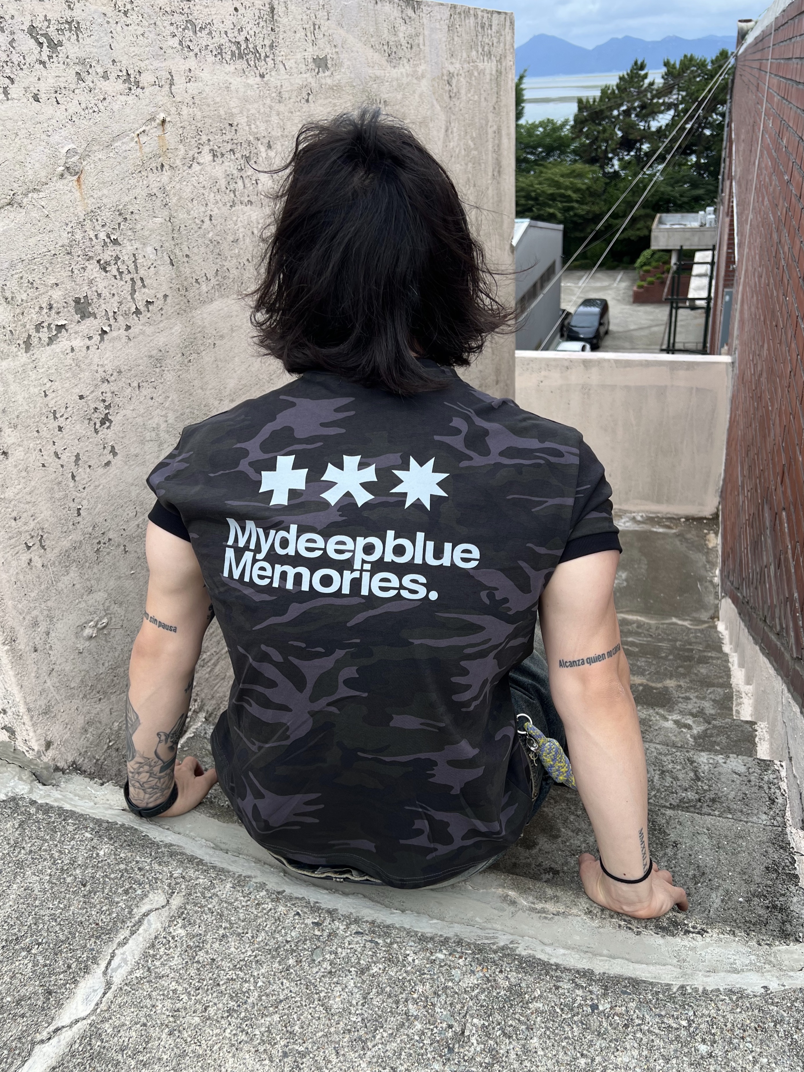 Undermycar Mu.26 Anti Fxxking Logo Play Brush Washed Wide Jeans Oil Blue, Undermycar MU.128 Original Logo Cracked Leather Belt Silver / Black 착용 스타일 - 7