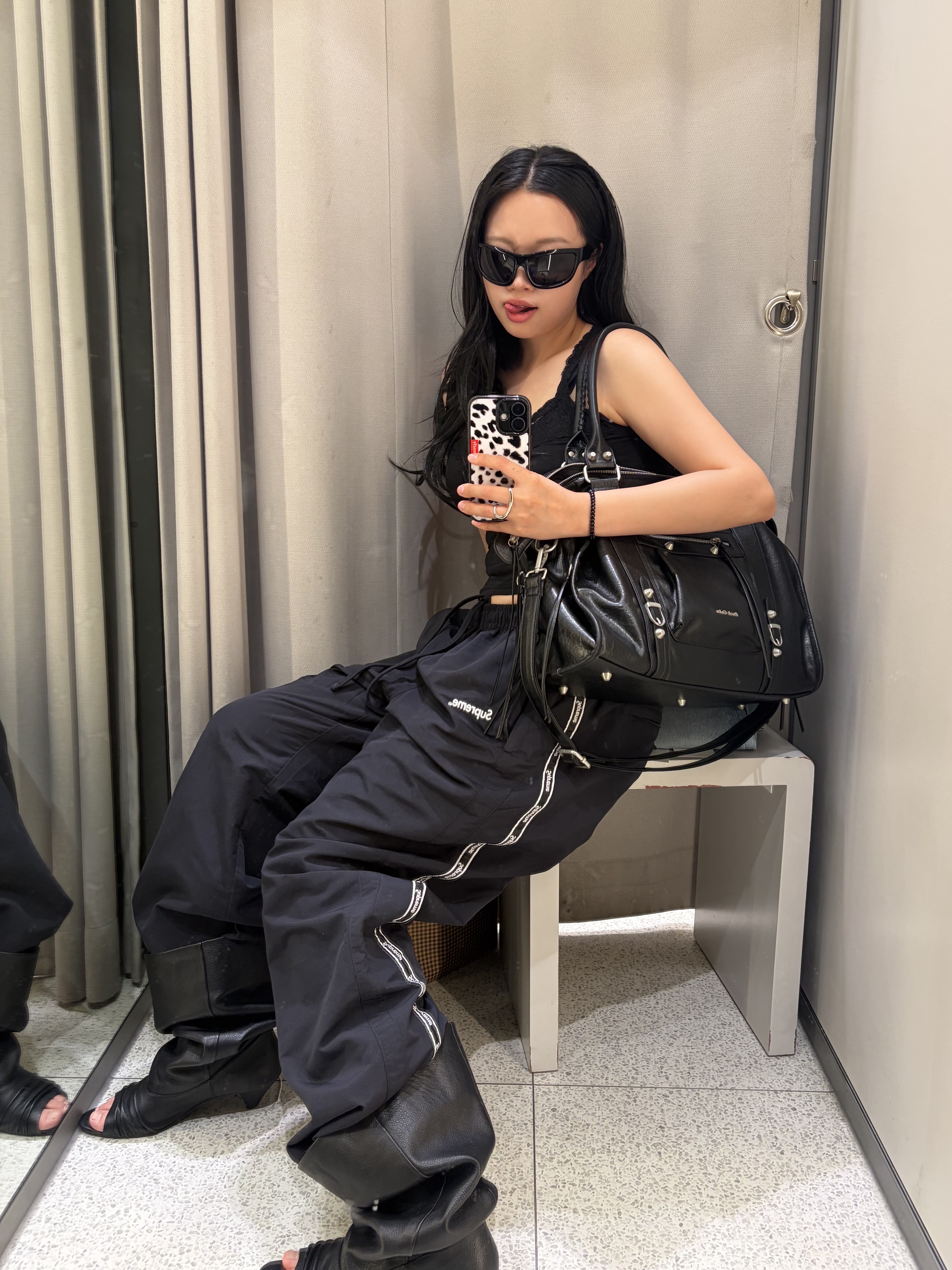Supreme Logo Taping Track Pant Black - 26SS 착용 스타일