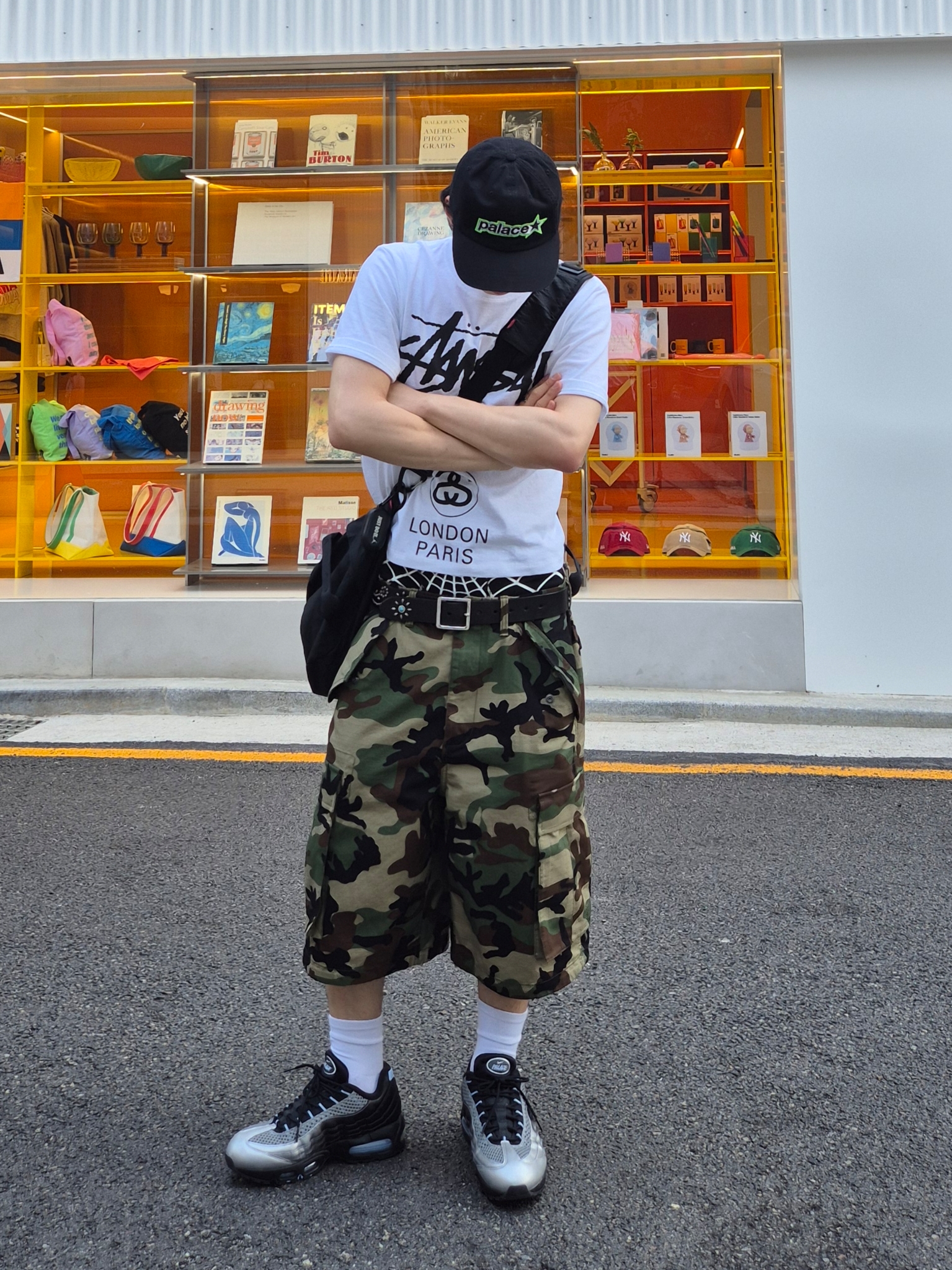 Palace P Star 6-Panel Black - 26SS, Stussy World Tour T-Shirt White 착용 스타일 - 2