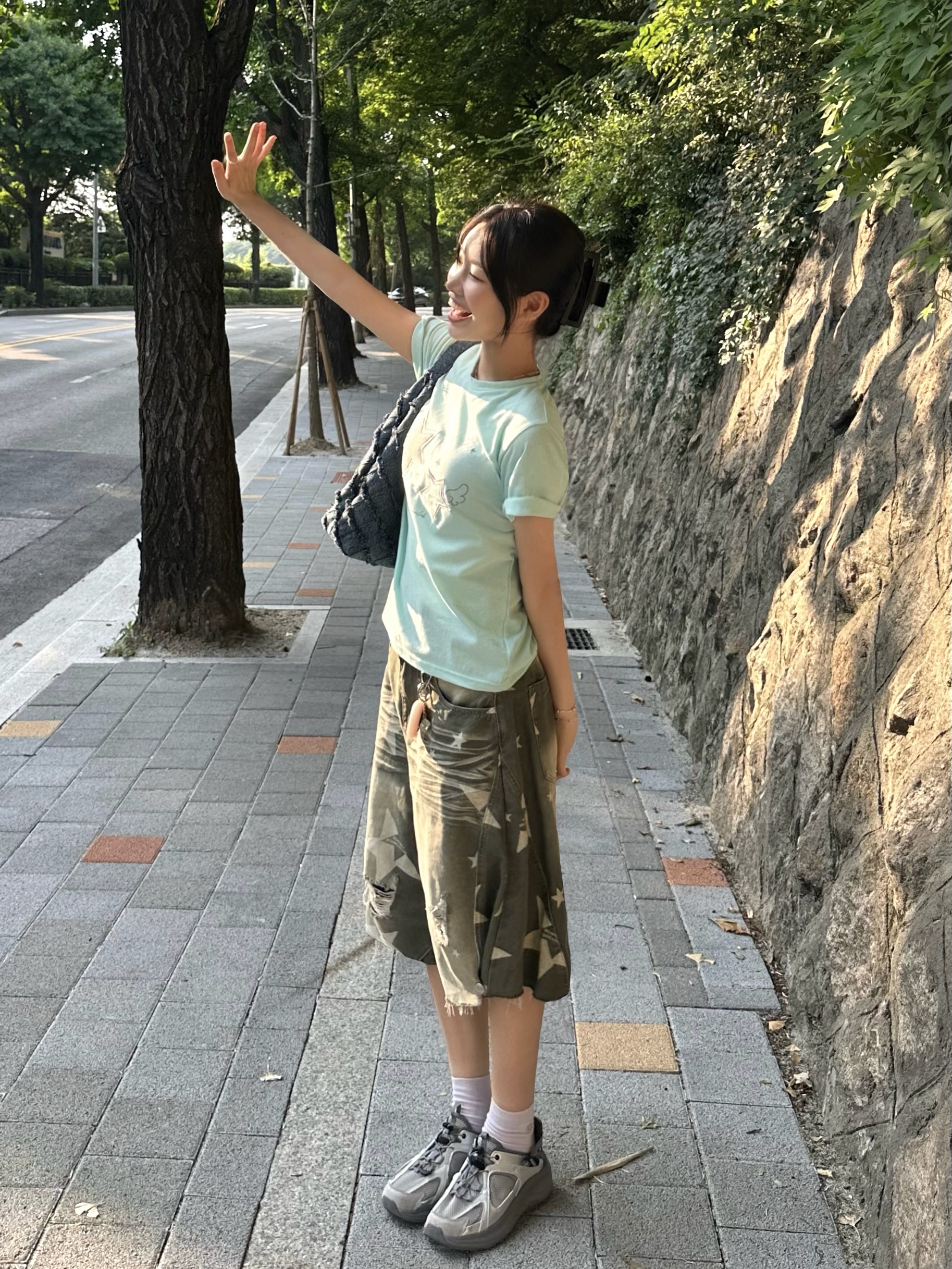 & Other Stories Braided Denim Tote Bag Blue Denim 착용 스타일 - 1