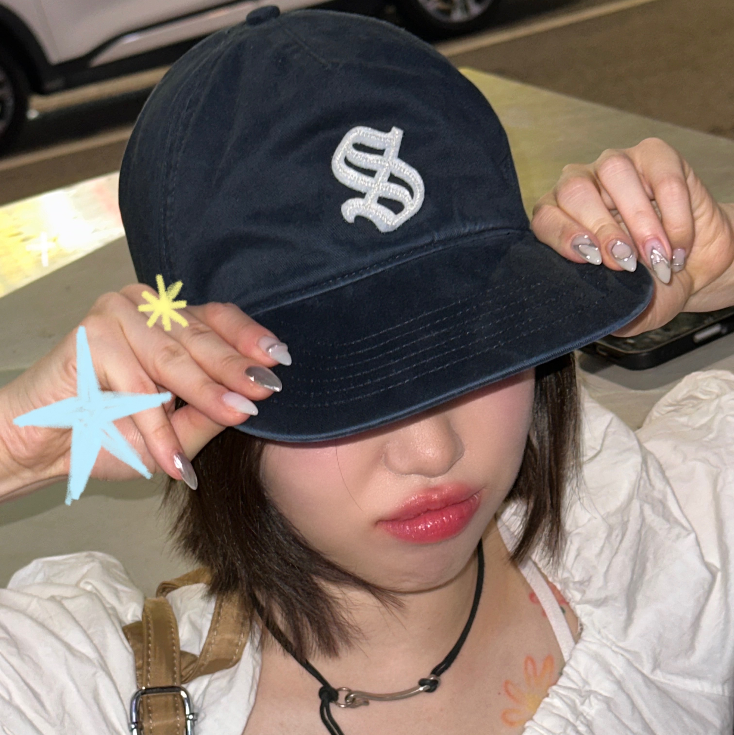 [예약 배송] Sunday Ceremony Old English Applique Logo Cap - Navy 착용 스타일 - 3
