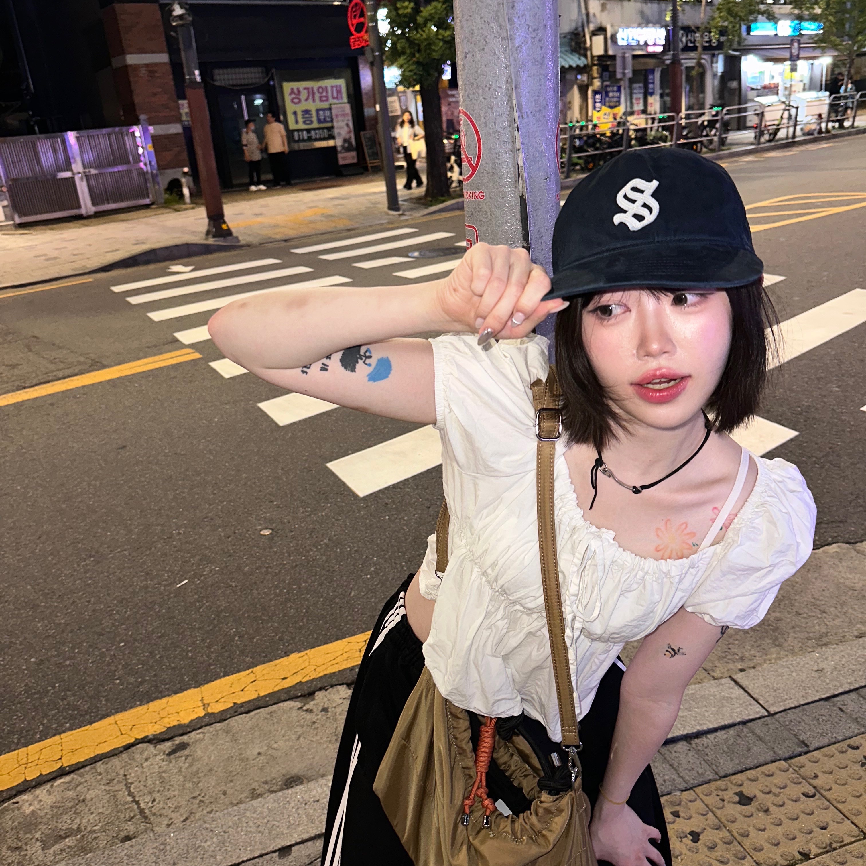 [예약 배송] Sunday Ceremony Old English Applique Logo Cap - Navy 착용 스타일 - 2