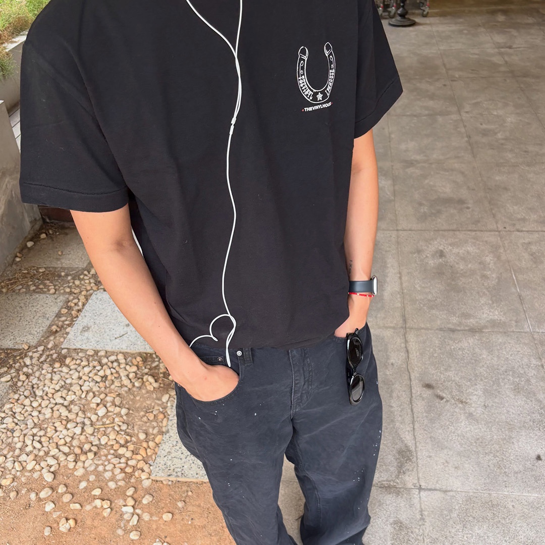 Thevinylhouse Lucky House Tee Black 착용 스타일
