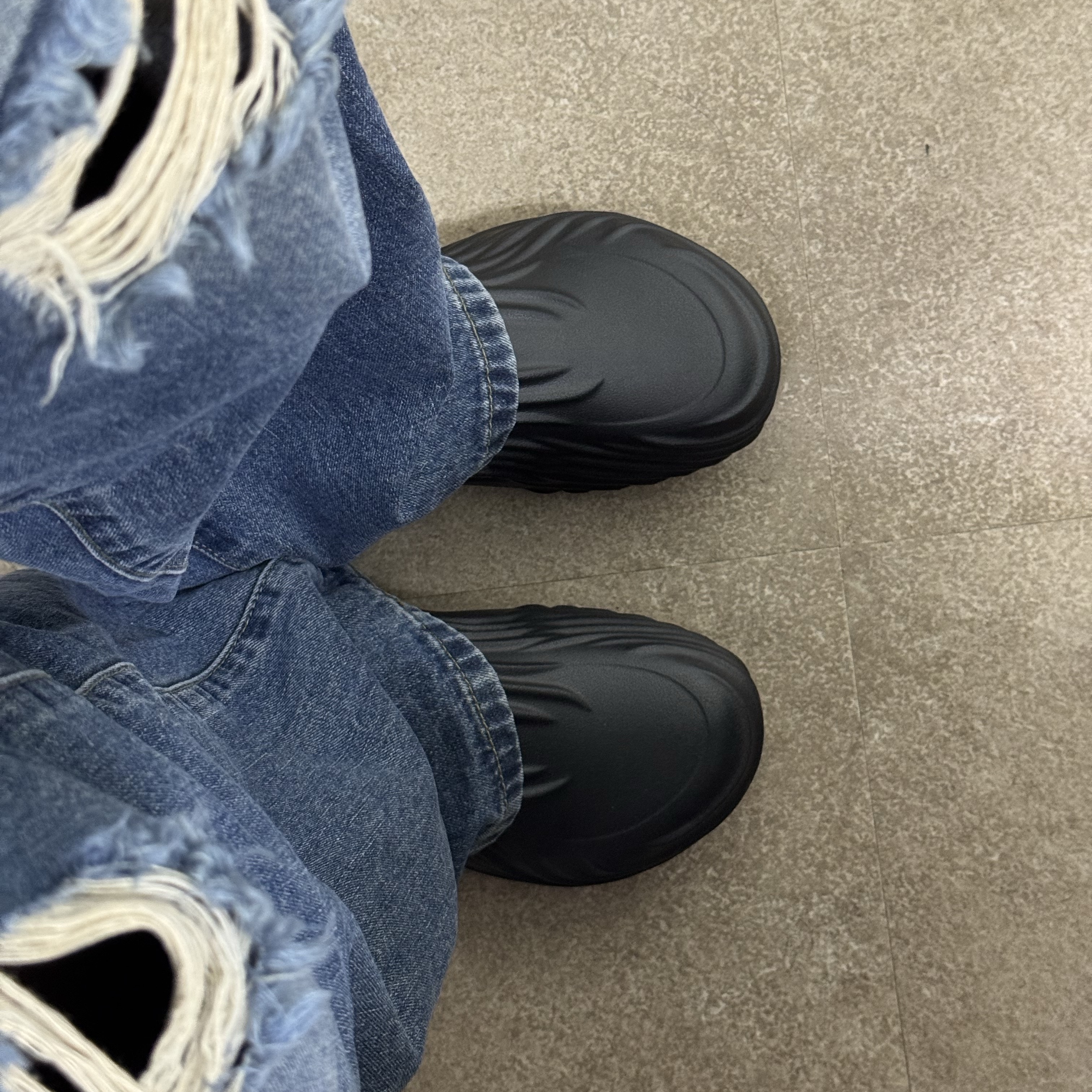 Crocs Echo Wave Black 착용 스타일