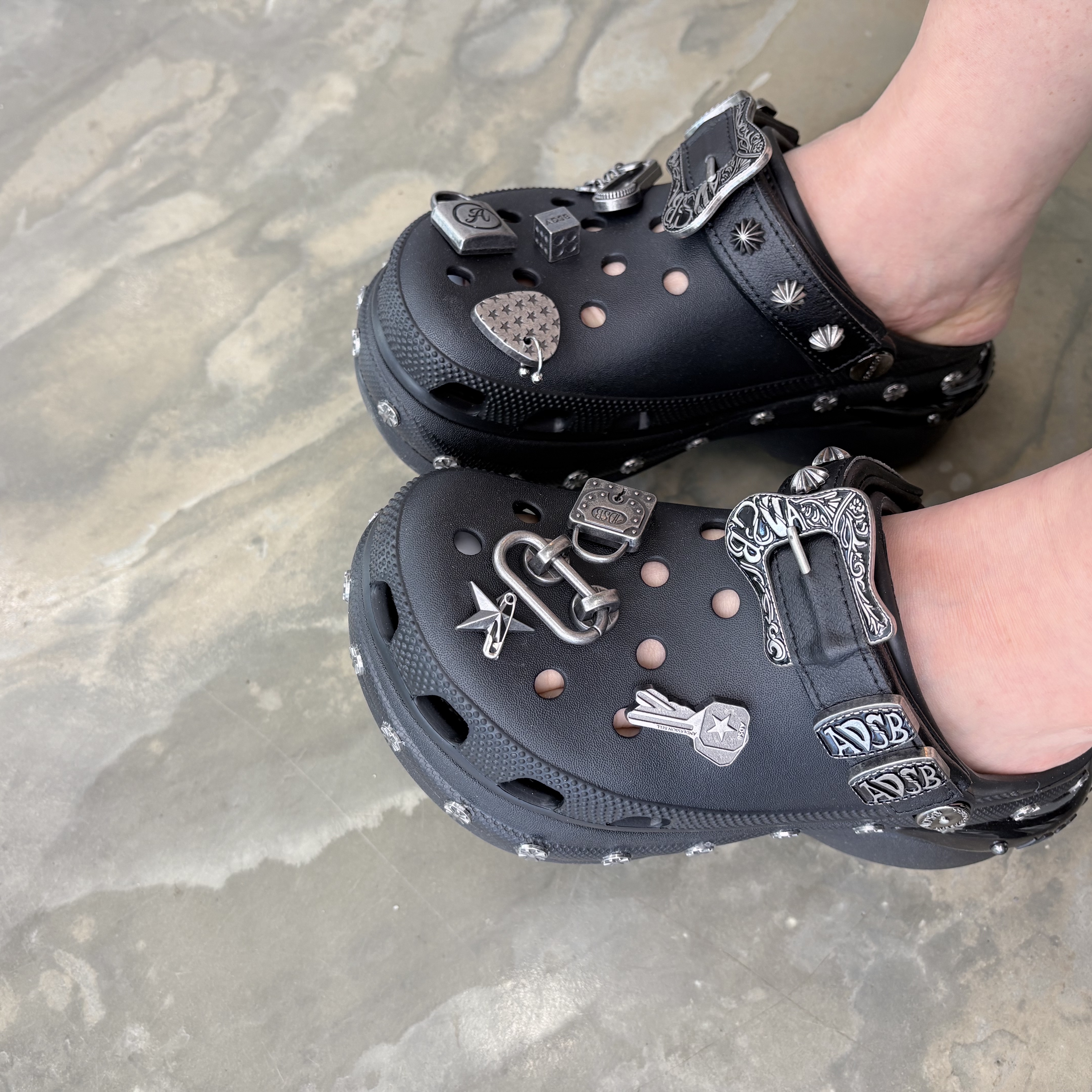 (W) Crocs x Andersson Bell Bae Clog Black 착용 스타일 - 2