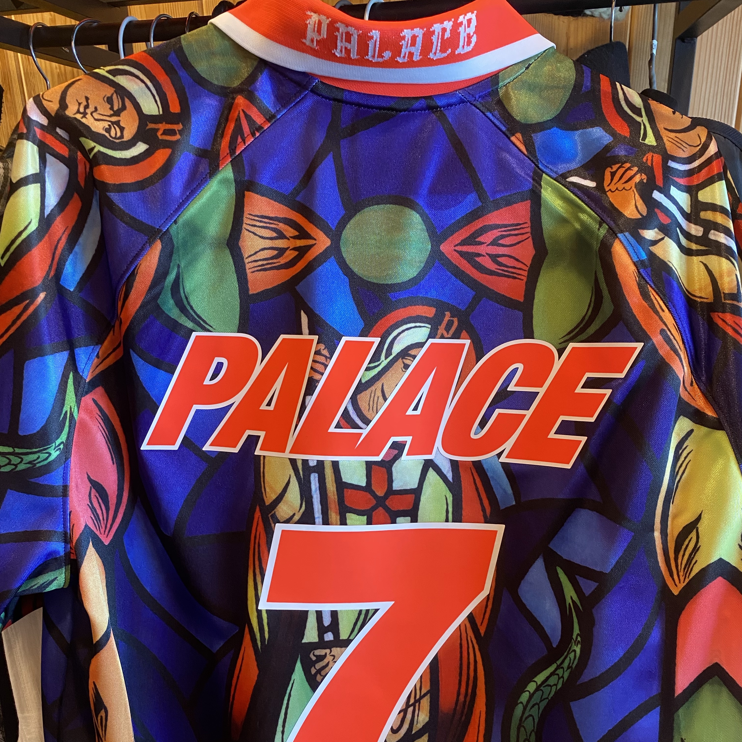 Palace x Nike England Dri-Fit Football Jersey Bright Crimson 착용 스타일 - 1