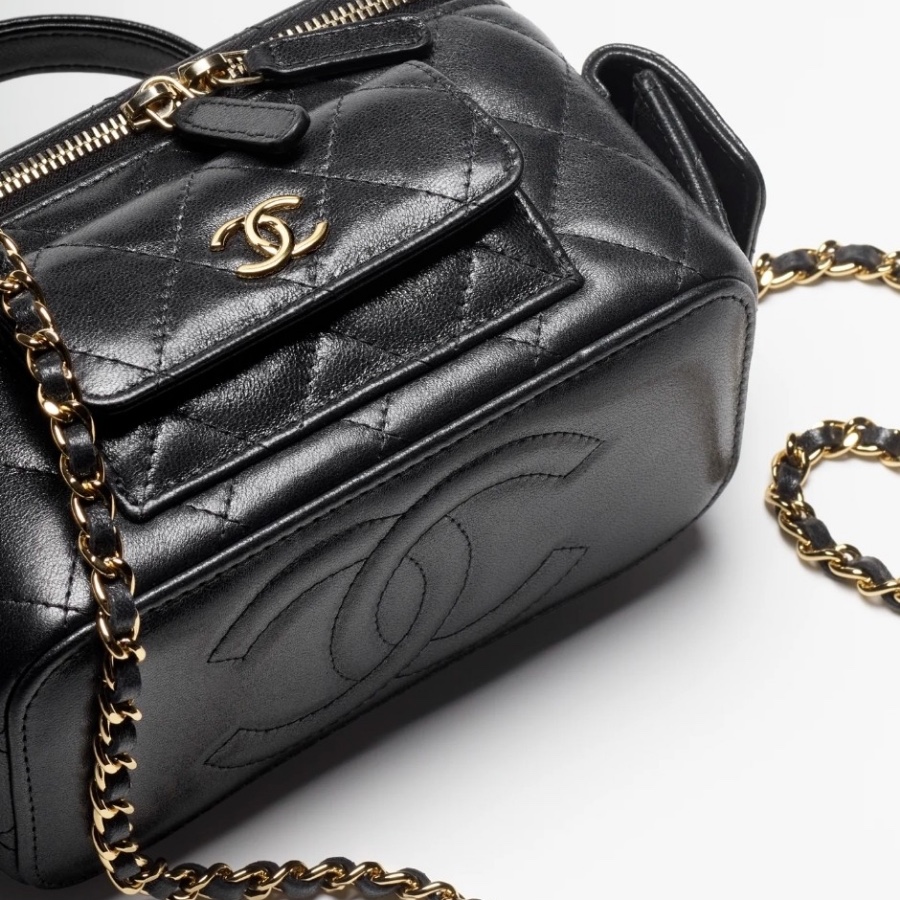 Chanel Vanity With Chain Grained Shiny Calfskin & Gold Black, Chanel Vanity With Chain Lambskin & Gold Black 착용 스타일 - 2