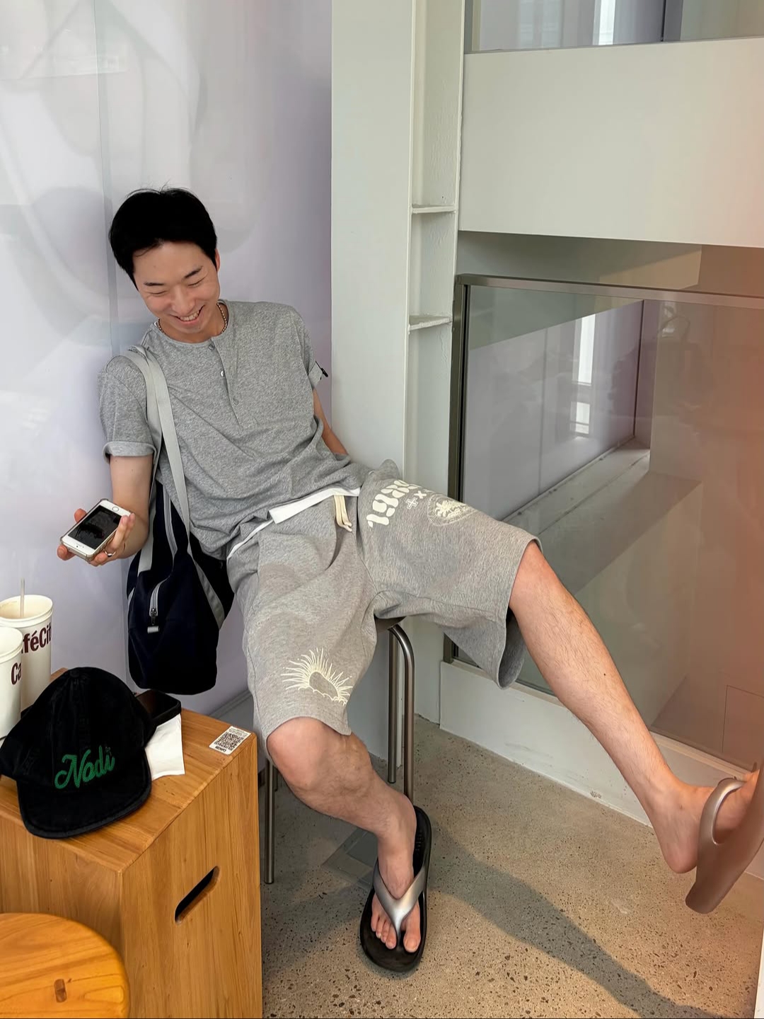 [KREAM 단독] Knitted 1989 Sunrise Graphic Bermuda Half Pants Melange Grey, [KREAM 단독] Knitted 1989 Sunrise Graphic Bermuda Half Pants Black 착용 스타일 - 2