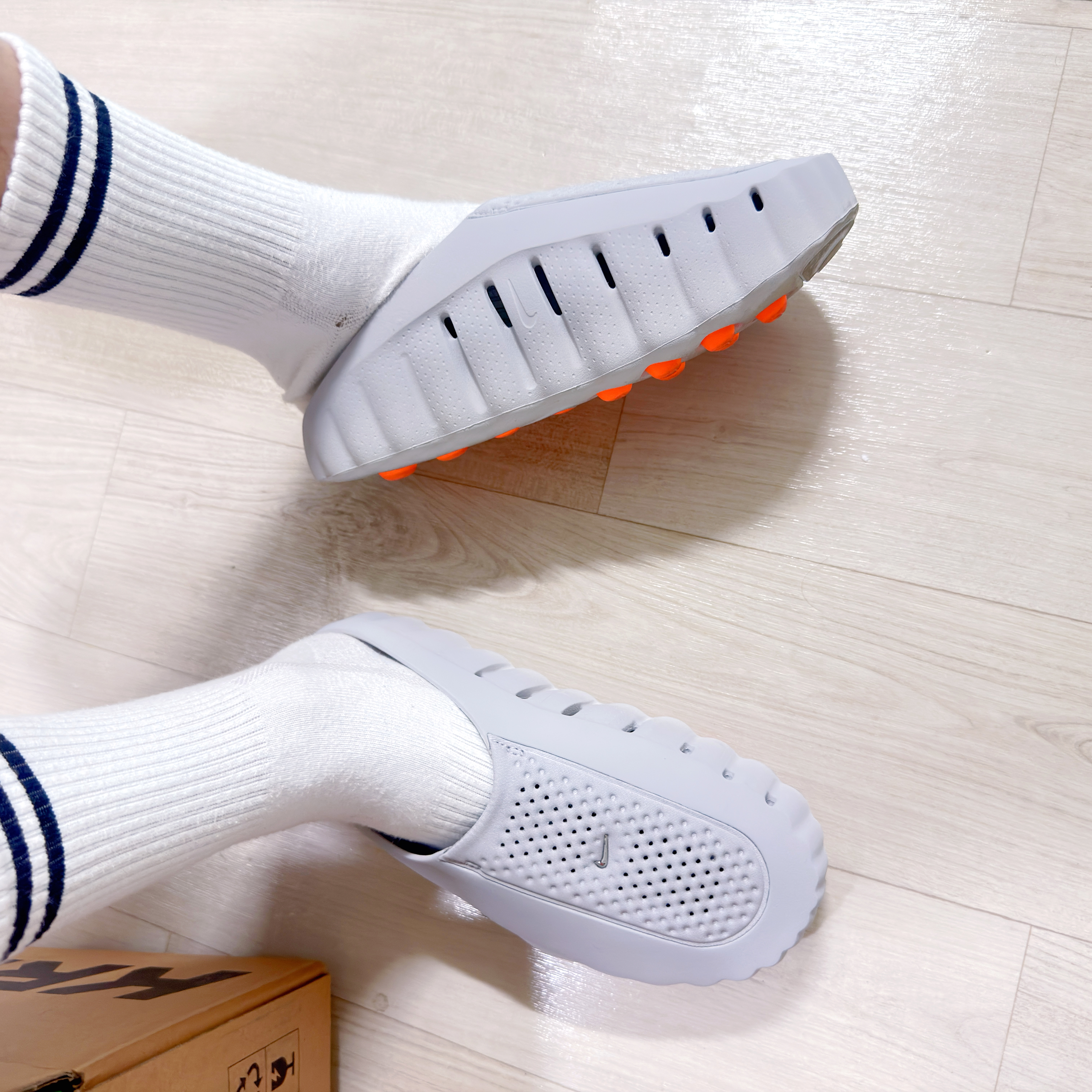 Nike Mind 001 Light Smoke Grey Chrome 착용 스타일 - 2