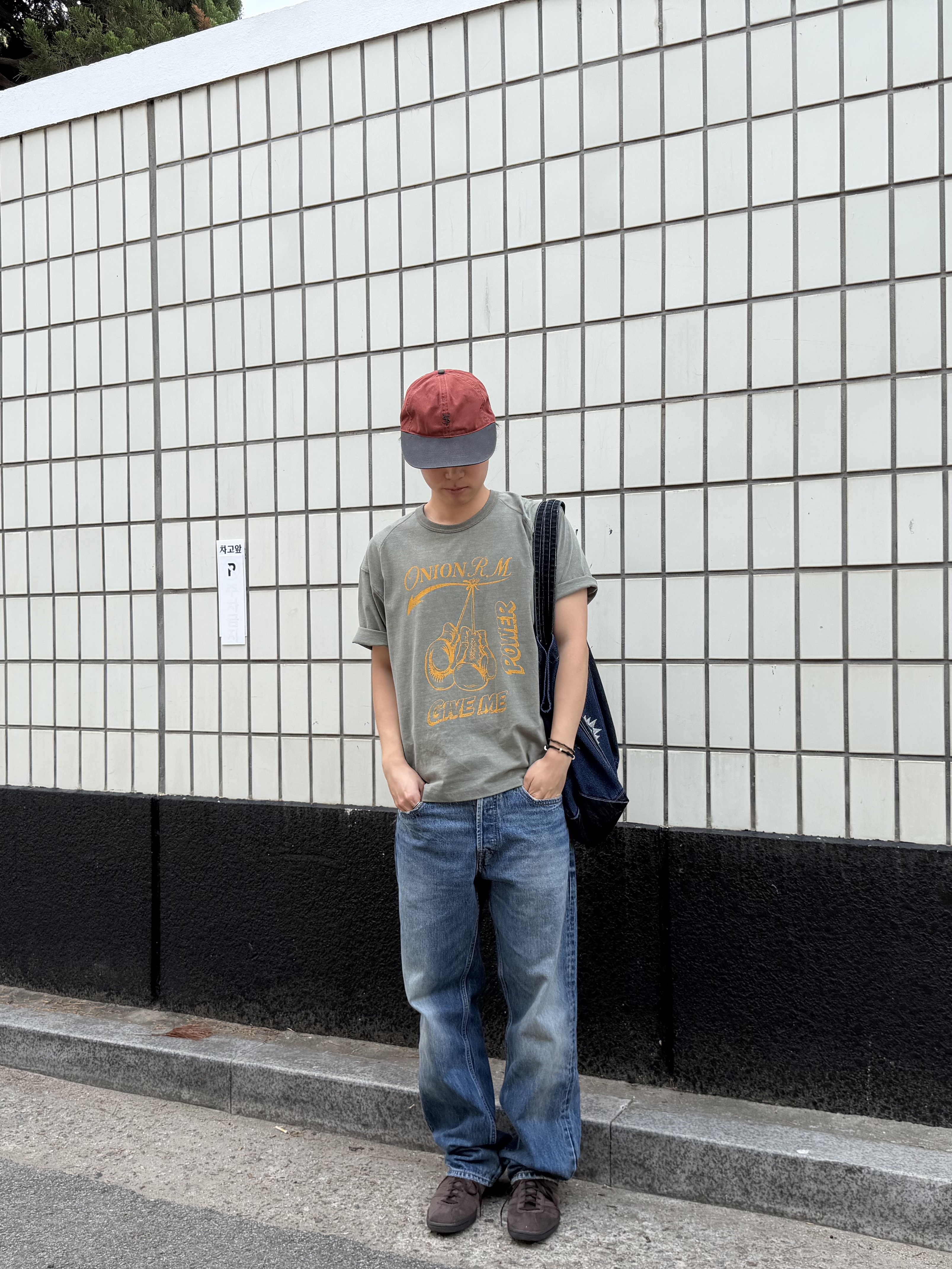 [예약 배송] Sunday Ceremony Old English Vintage Logo Cap - Lavender, Sunday Ceremony Sy Classic Vintage Logo Cap - Red Black 착용 스타일 - 2