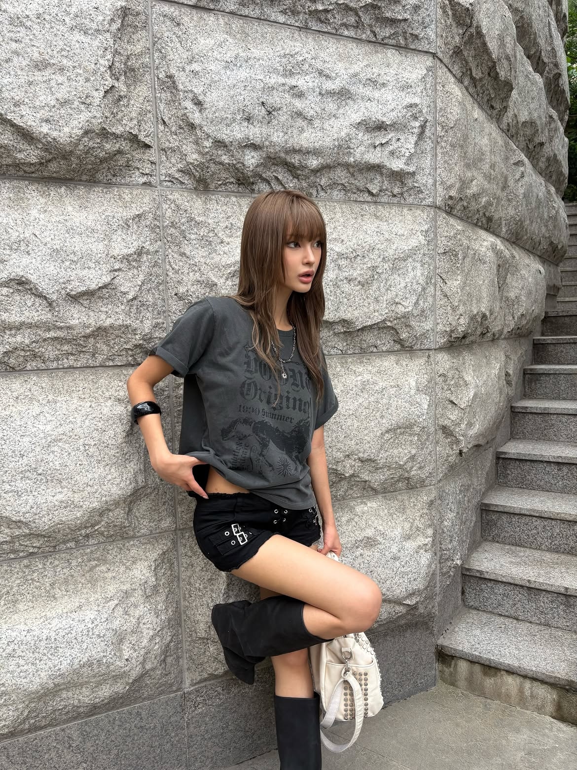 VOONT Eyelet Buckle Micro Shorts (BLACK), VOONT Horse Graphic Roll-Up T-Shirt (CHARCOAL) 착용 스타일 - 1