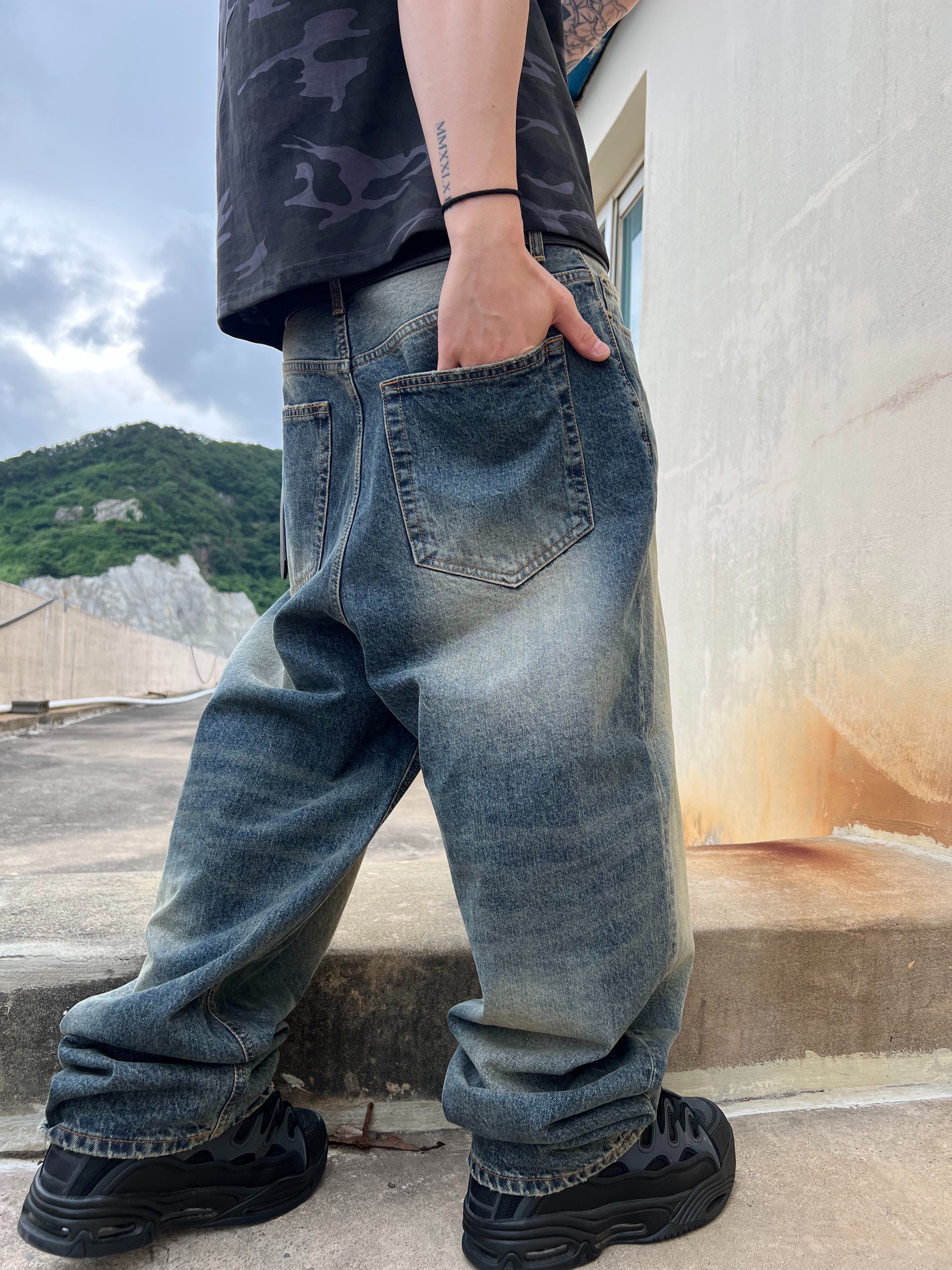 Undermycar Mu.26 Anti Fxxking Logo Play Brush Washed Wide Jeans Oil Blue, Undermycar MU.128 Original Logo Cracked Leather Belt Silver / Black 착용 스타일 - 5