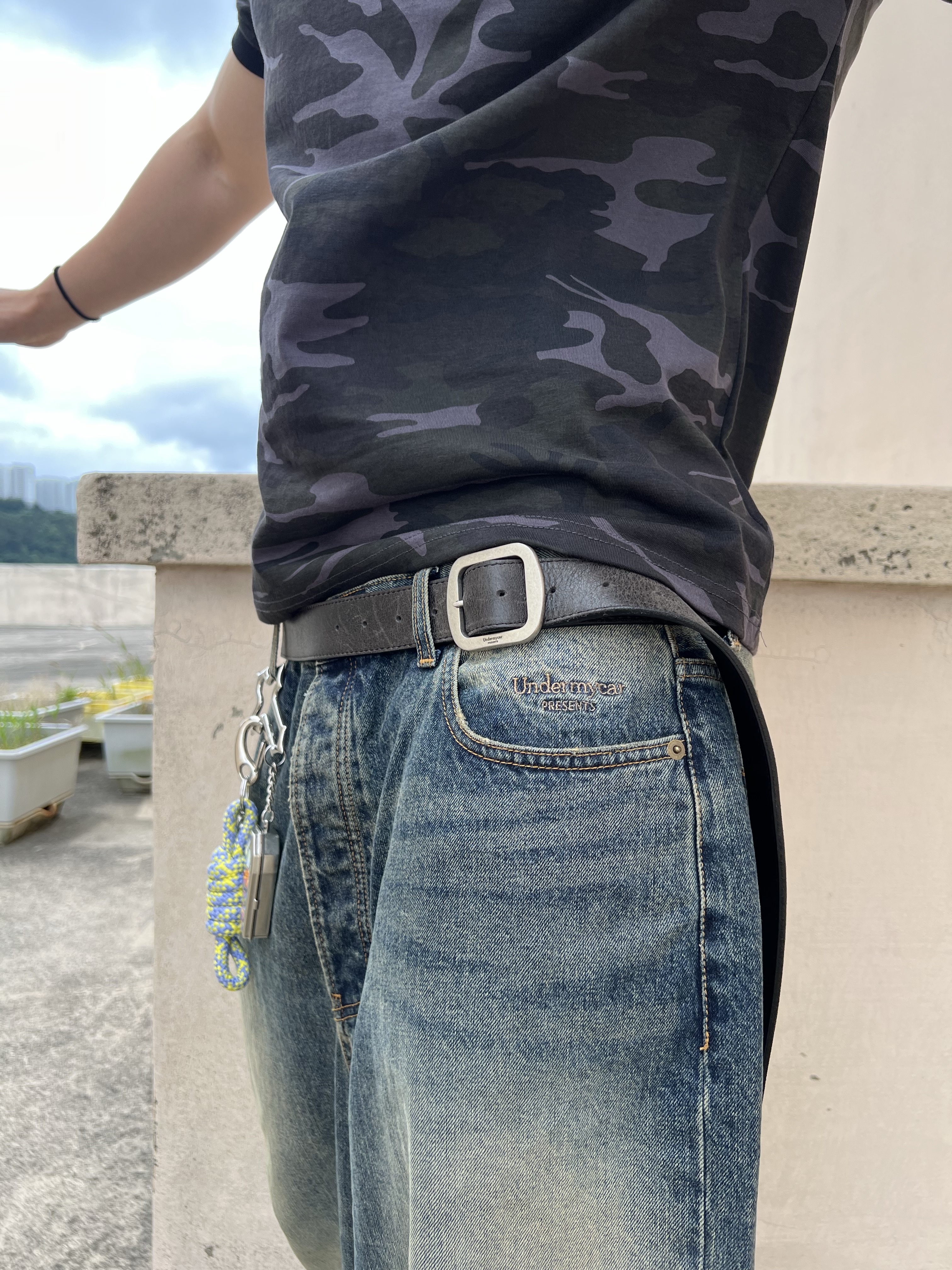 Undermycar Mu.26 Anti Fxxking Logo Play Brush Washed Wide Jeans Oil Blue, Undermycar MU.128 Original Logo Cracked Leather Belt Silver / Black 착용 스타일 - 4