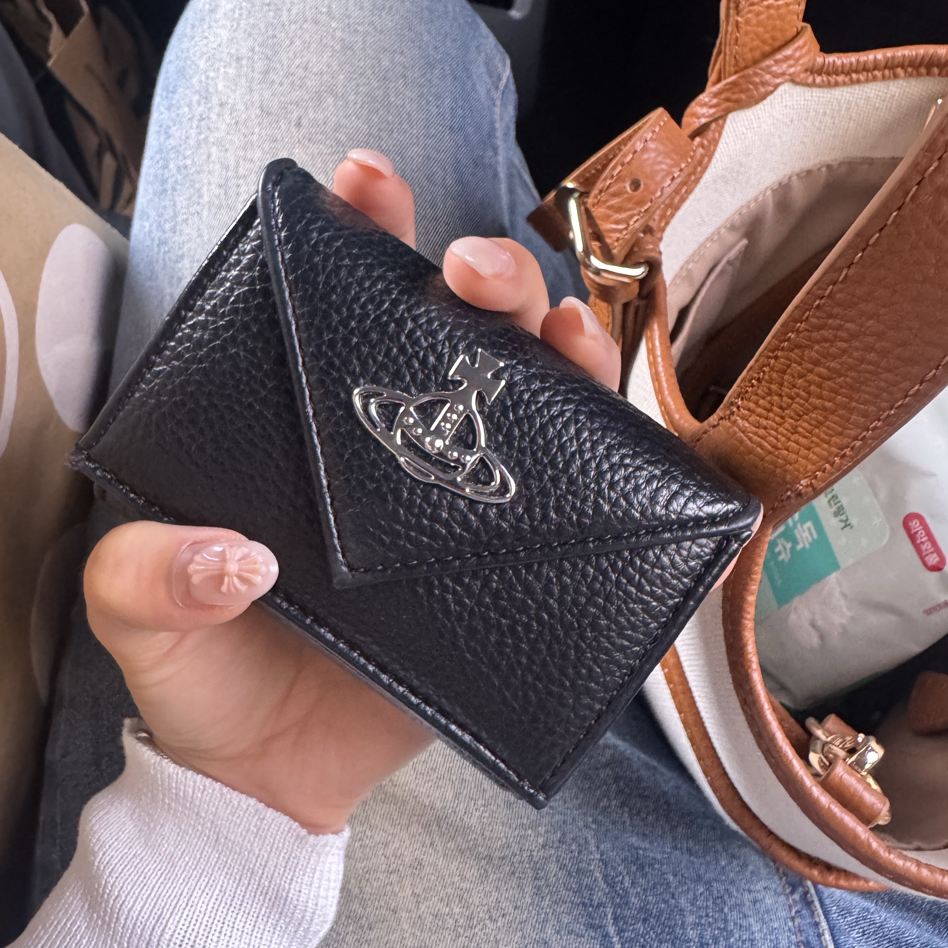 Vivienne Westwood Envelope Leather Bi-Fold Wallet Black 착용 스타일 - 1