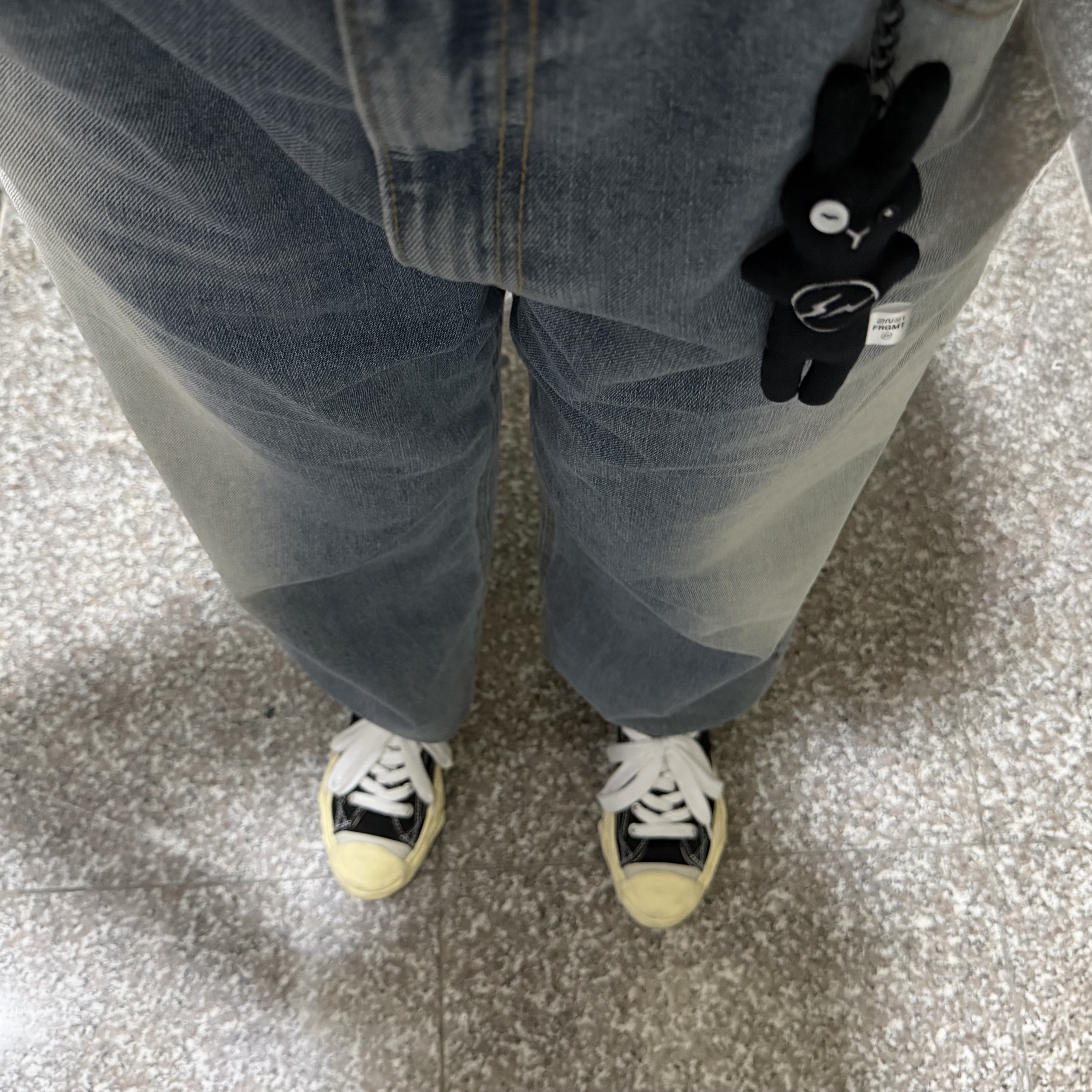 Fragment x 2NE1 Tamtami Keyring Black, Maison Mihara Yasuhiro Peterson23 OG Sole Garment Dyed Canvas Low-top Sneakers Black 착용 스타일
